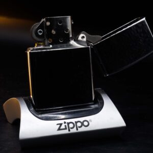 Zippo La Mã 1997 – Zippo High Polished Chrome – Marlboro Two Cowboys On The Fence 2