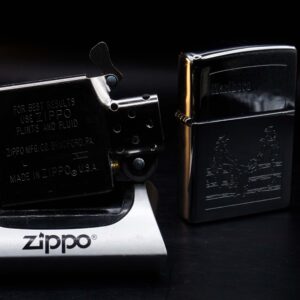 Zippo La Mã 1997 – Zippo High Polished Chrome – Marlboro Two Cowboys On The Fence 8