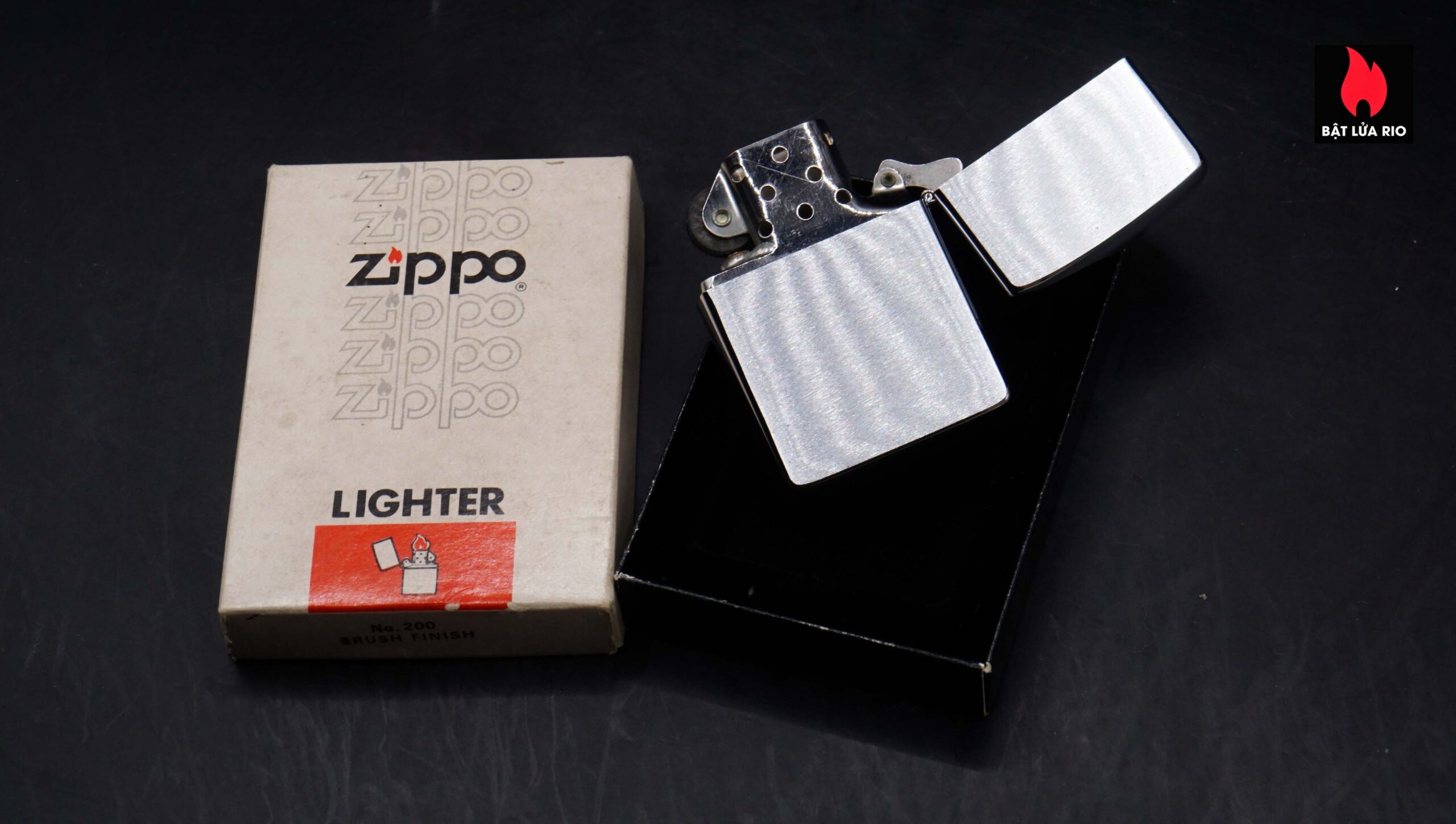 Zippo Xưa 1984 – Plain – Trơn 2 mặt – Brushed Chrome – New 54 Zippo Xưa 1984 – Plain – Trơn 2 mặt – Brushed Chrome – New 3