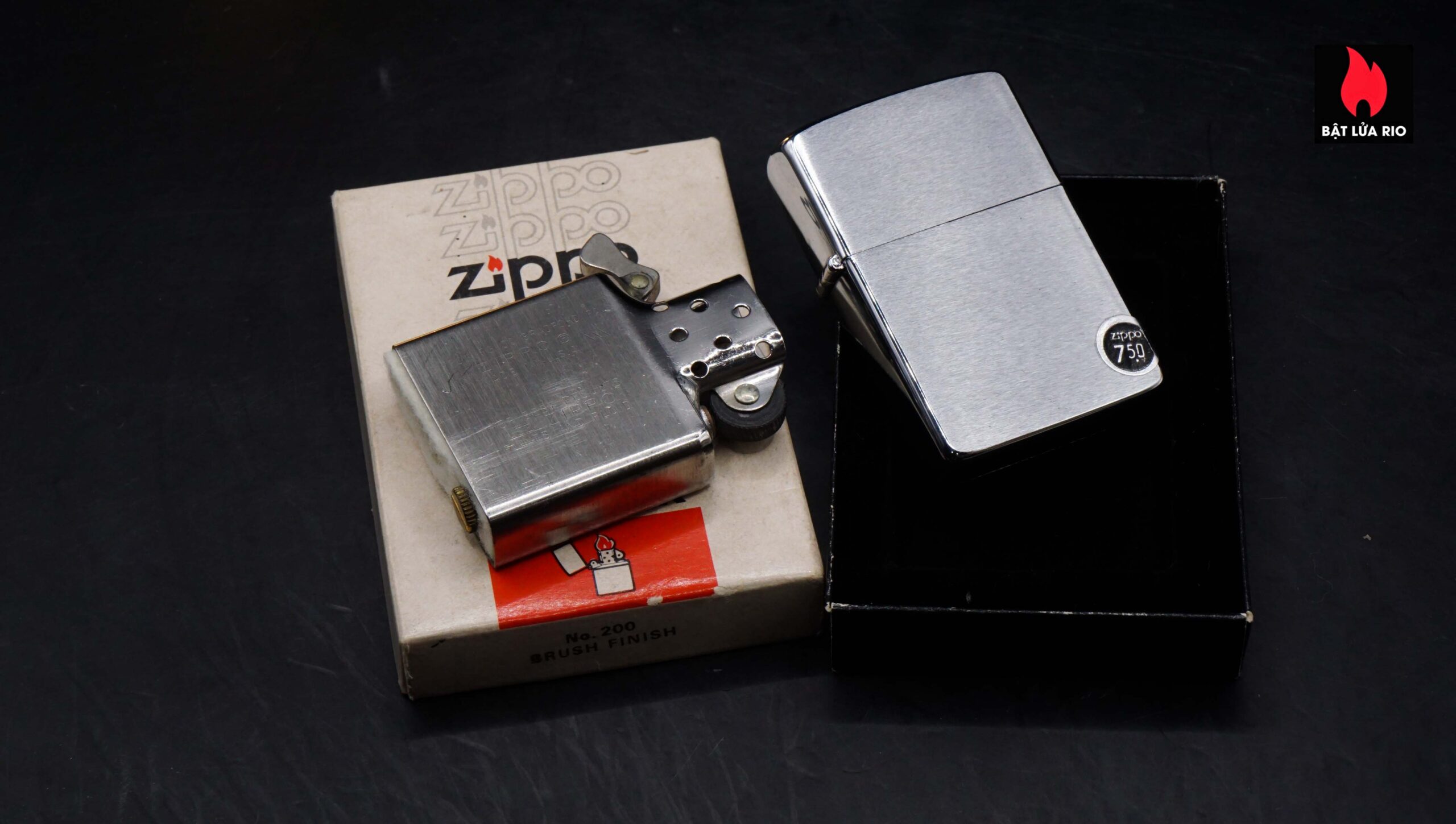Zippo Xưa 1984 – Plain – Trơn 2 mặt – Brushed Chrome – New 53 Zippo Xưa 1984 – Plain – Trơn 2 mặt – Brushed Chrome – New 4