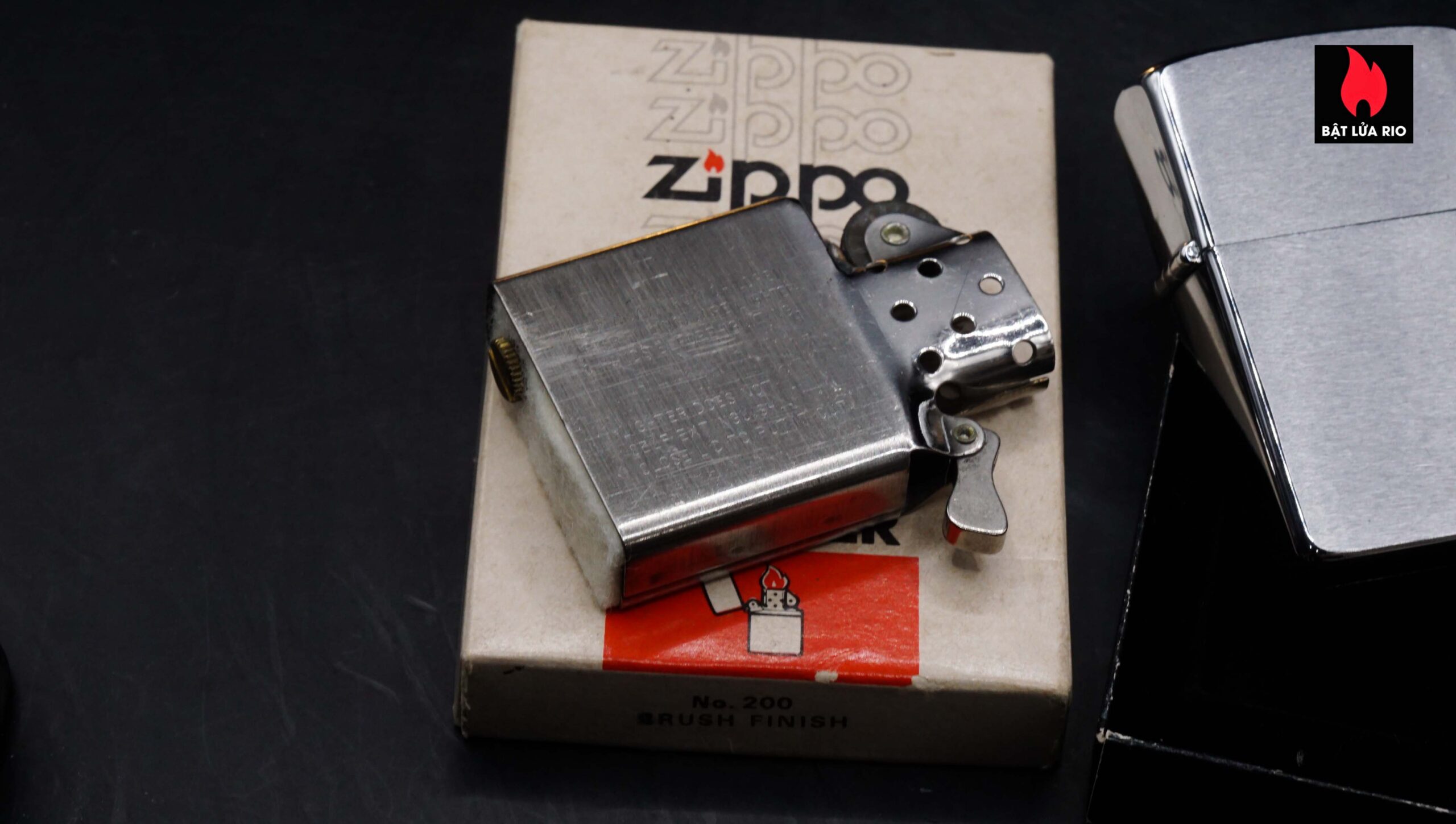 Zippo Xưa 1984 – Plain – Trơn 2 mặt – Brushed Chrome – New 51 Zippo Xưa 1984 – Plain – Trơn 2 mặt – Brushed Chrome – New 6