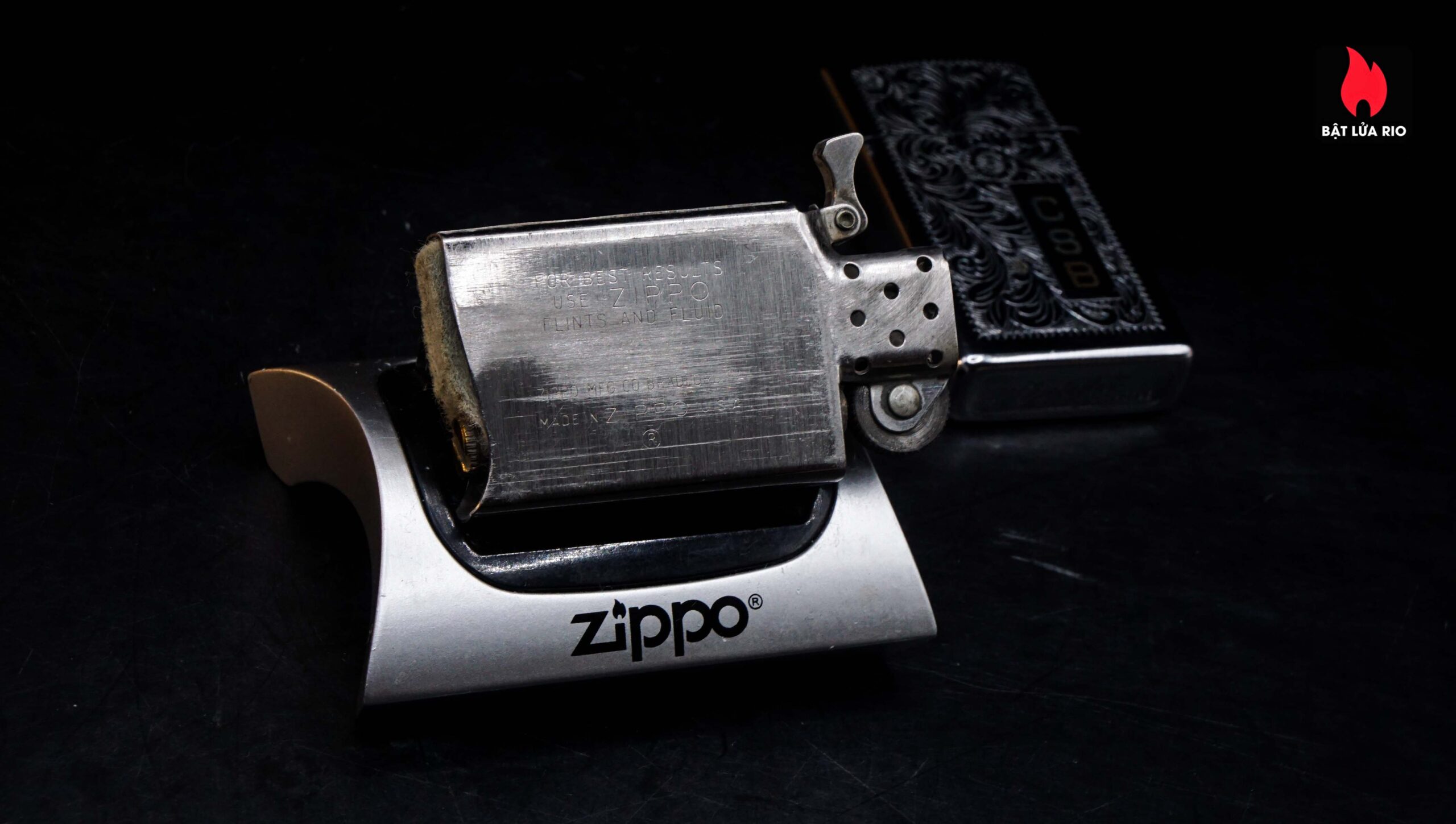 Zippo Slim Xưa 1983 – Venetian – Hoa Văn Ý – Cũ 10