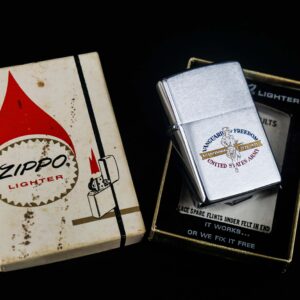 Zippo Xưa 1975 – Vanguard of Freedom United States Army – Bicentennial 1775–1975 2
