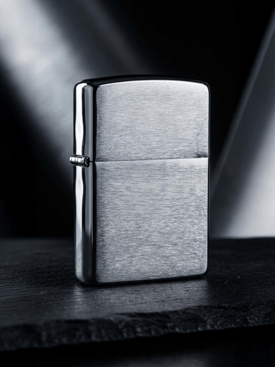 Bề mặt Brushed Chrome với các đường xước đồng đều