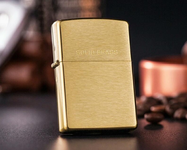 Bề mặt đồng thau nguyên khối của Zippo