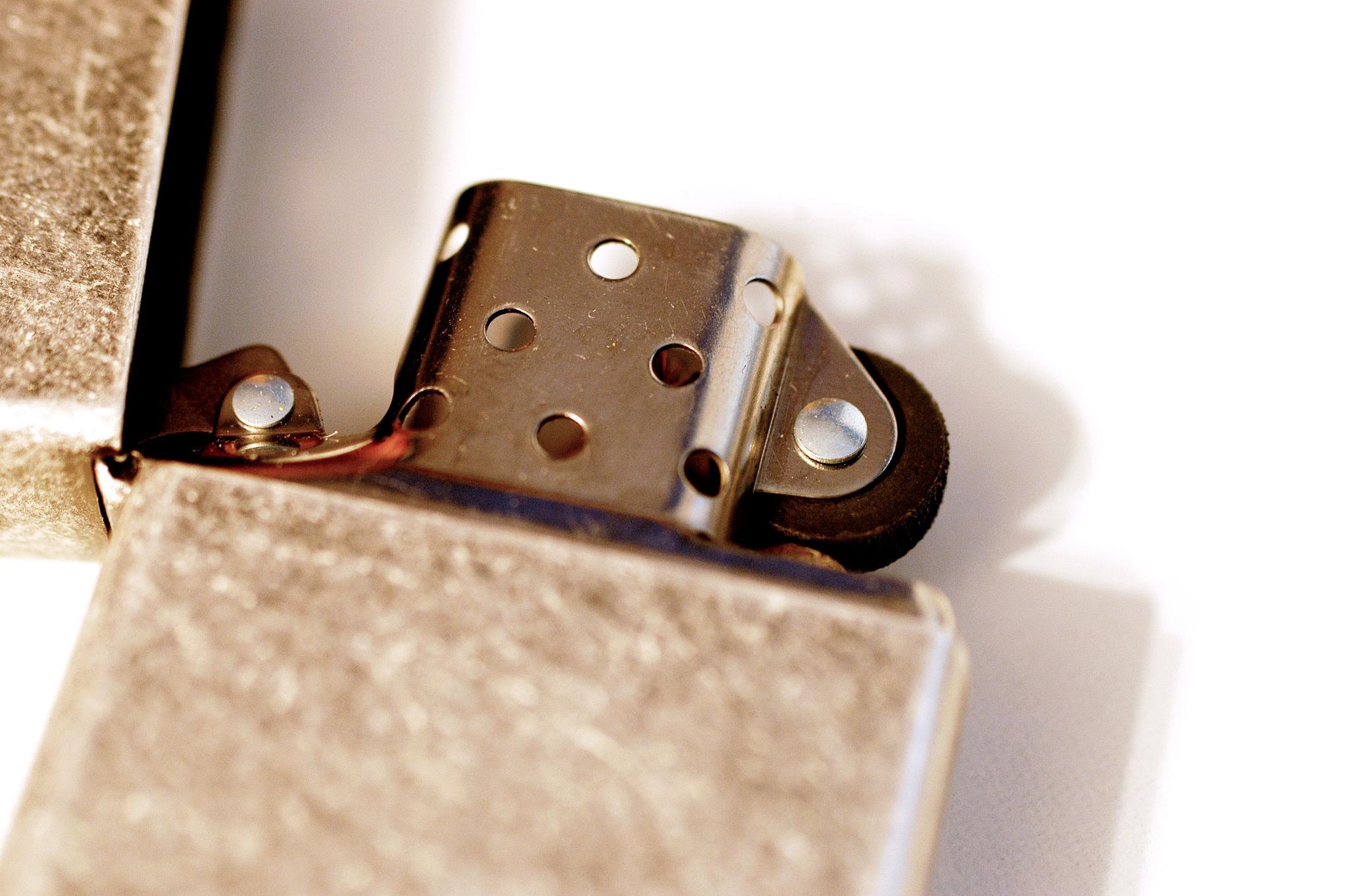 Thiết kế ống chắn gió (Windproof Chimney) của Zippo chính hãng.