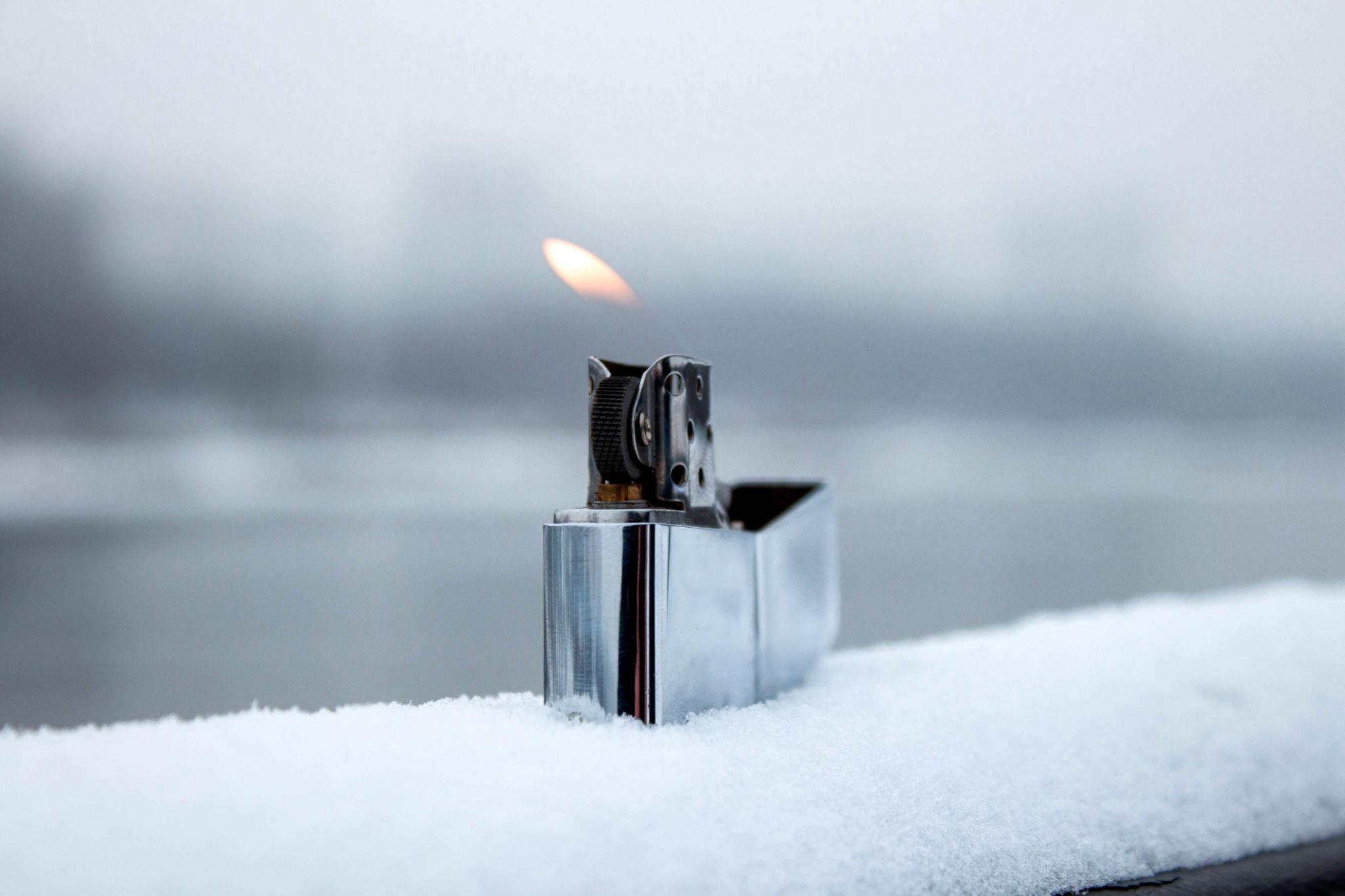 Thử nghiệm Zippo chính hãng trong điều kiện gió ngoài trời