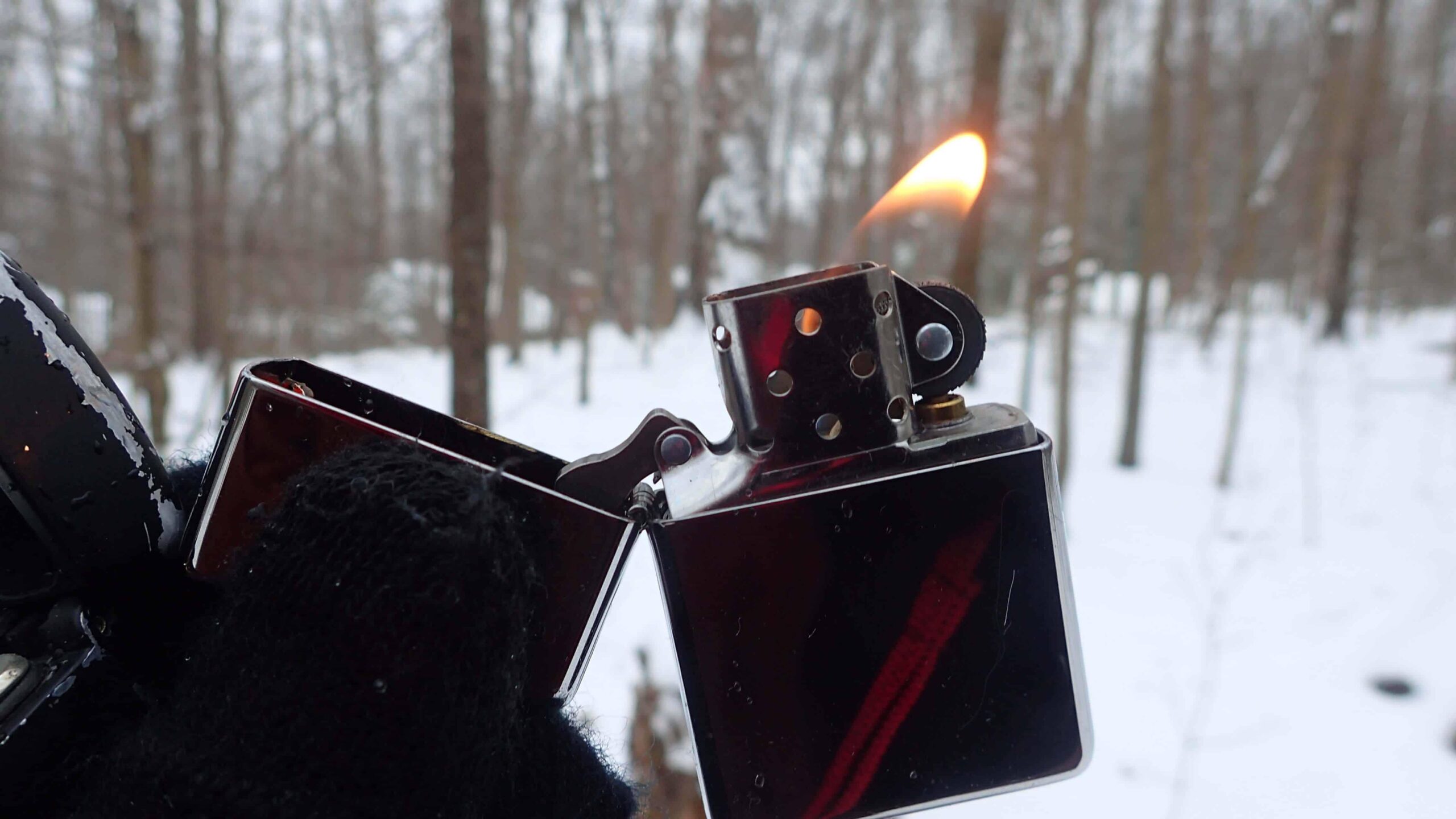 Thử nghiệm Zippo chính hãng trong điều kiện gió ngoài trời