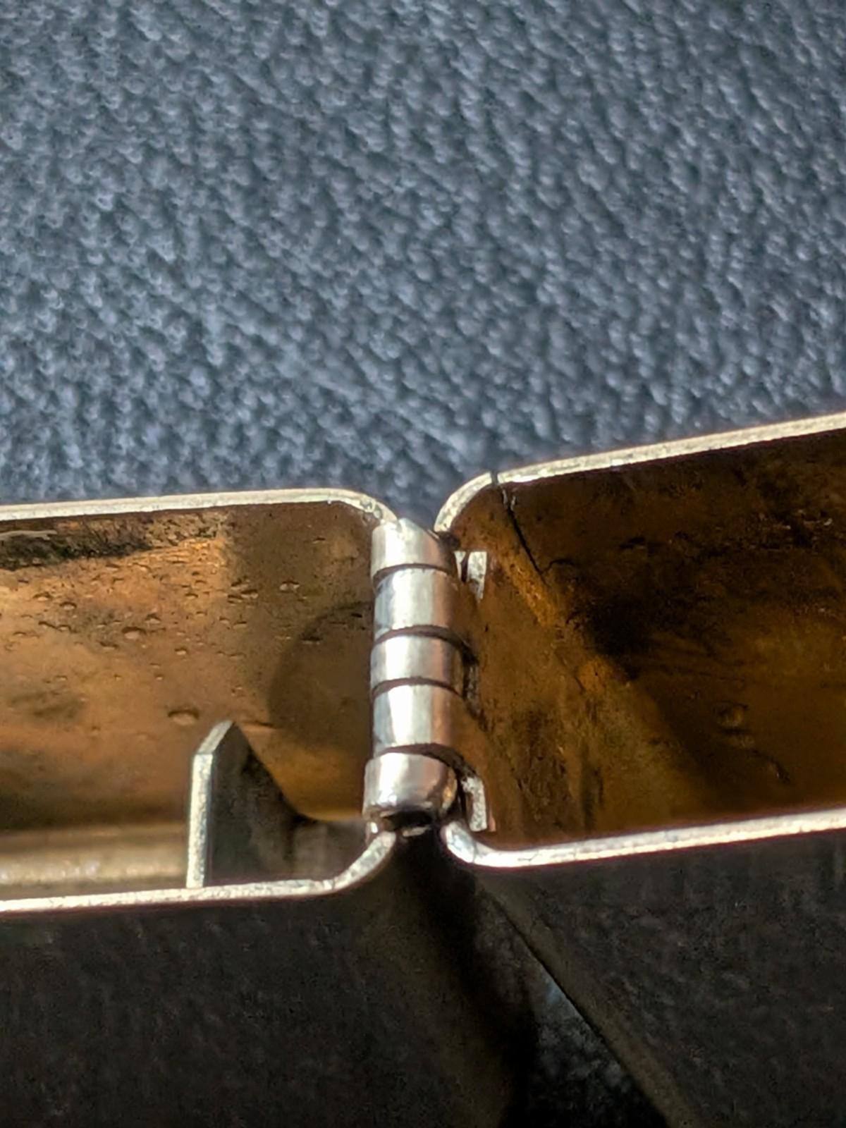 Cấu Tạo Bật Lửa Zippo: Giải Thích Chi Tiết Từng Bộ Phận Và Nguyên Lý Hoạt Động 26 Bản lề Zippo