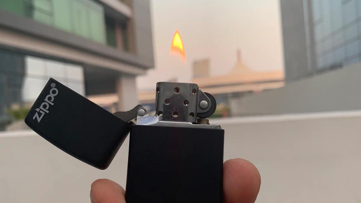 Vì Sao Zippo Không Tắt Khi Có Gió? Giải Mã Công Nghệ Chống Gió Của Bật Lửa Zippo 12 Ngọn lửa Zippo hoạt động trong gió nhờ cấu tạo ống khói bảo vệ tim (bấc)