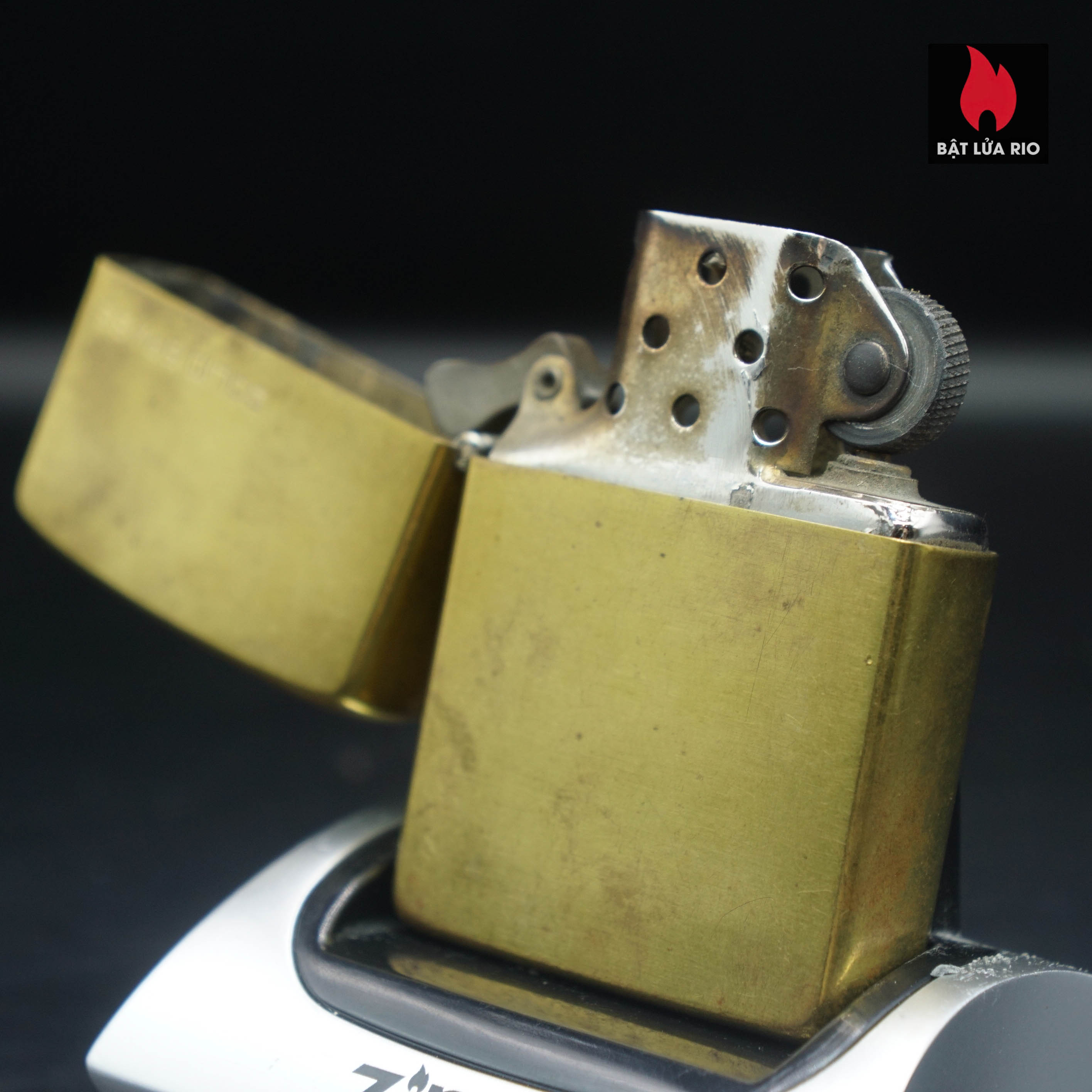 Zippo Chu Niên 1932-1983 – Trơn Xước – Đồng Nguyên Khối – Cũ 45 Zippo Chu Niên 1932-1983 – Trơn Xước – Đồng Nguyên Khối – Cũ 2