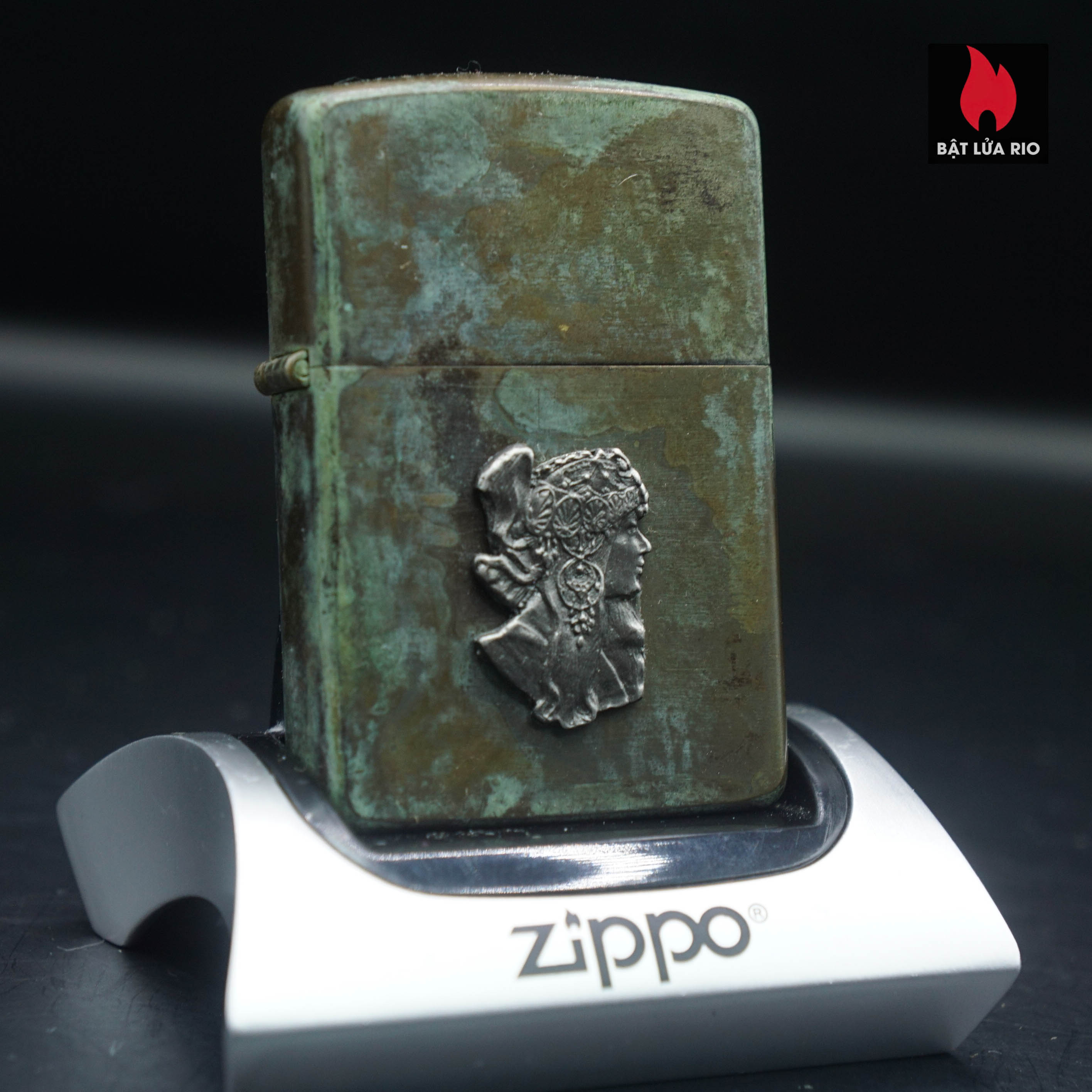 Zippo La Mã 1991 – Đồng Phủ Giả Cổ – Miếng Ốp Dán Nổi 2 Mặt – Emblem Art Nouveau (Tân nghệ thuật)