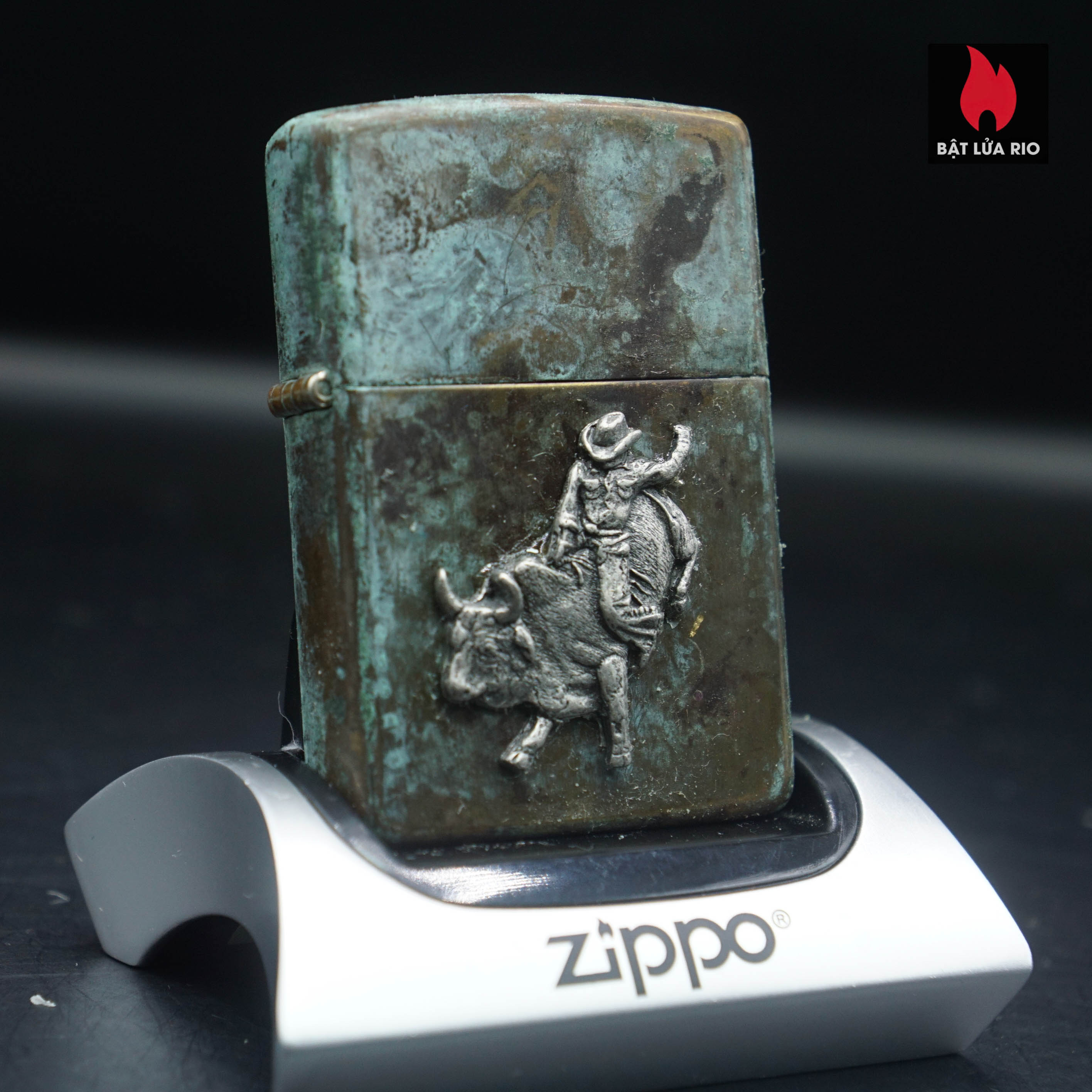 Home 41 Zippo La Mã 1991 – Đồng Phủ Giả Cổ – Miếng Ốp Dán Nổi 2 Mặt – Emblem Cao Bồi Cưỡi Bò Tót