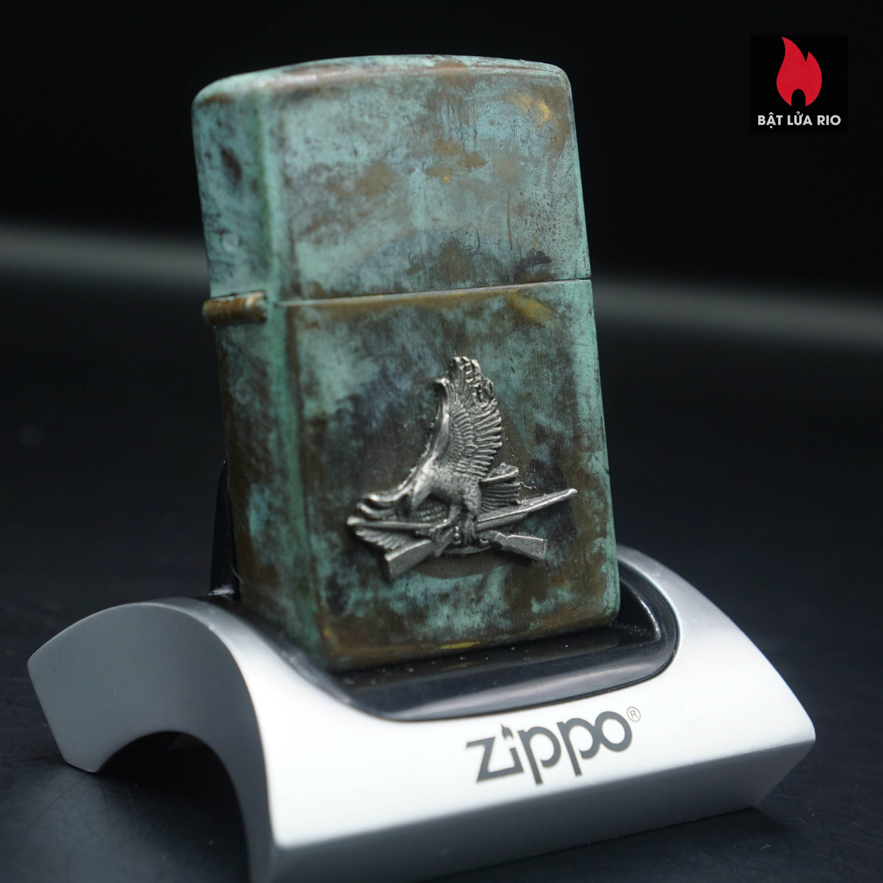 Zippo La Mã 1991 – Đồng Phủ Giả Cổ – Miếng Ốp Dán Nổi 2 Mặt – Emblem Đại Bàng Và Súng