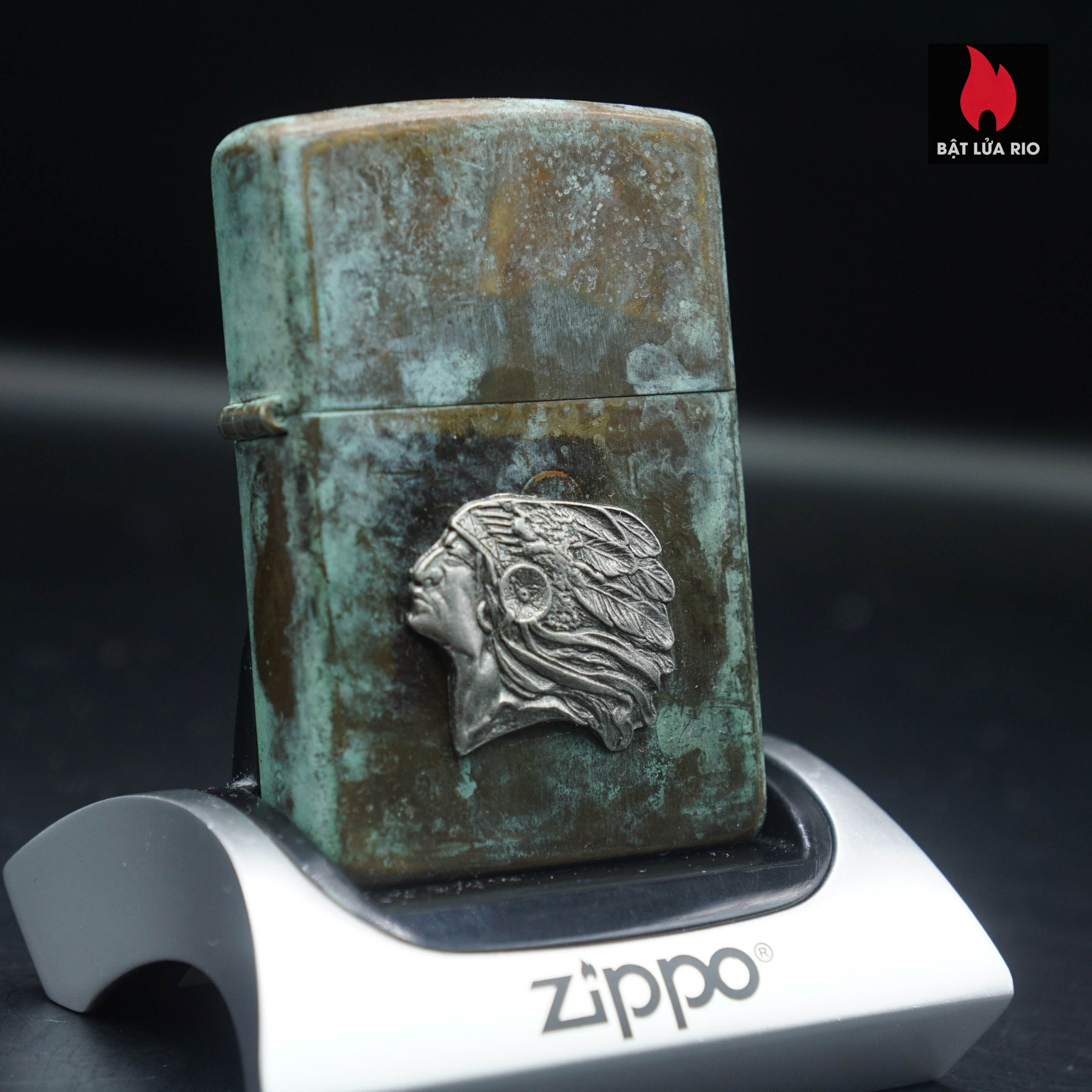 Home 47 Zippo La Mã 1991 – Đồng Phủ Giả Cổ – Miếng Ốp Dán Nổi 2 Mặt – Emblem Đầu Tù Trưởng Da Đỏ - Emblem Màu Trắng Bạc