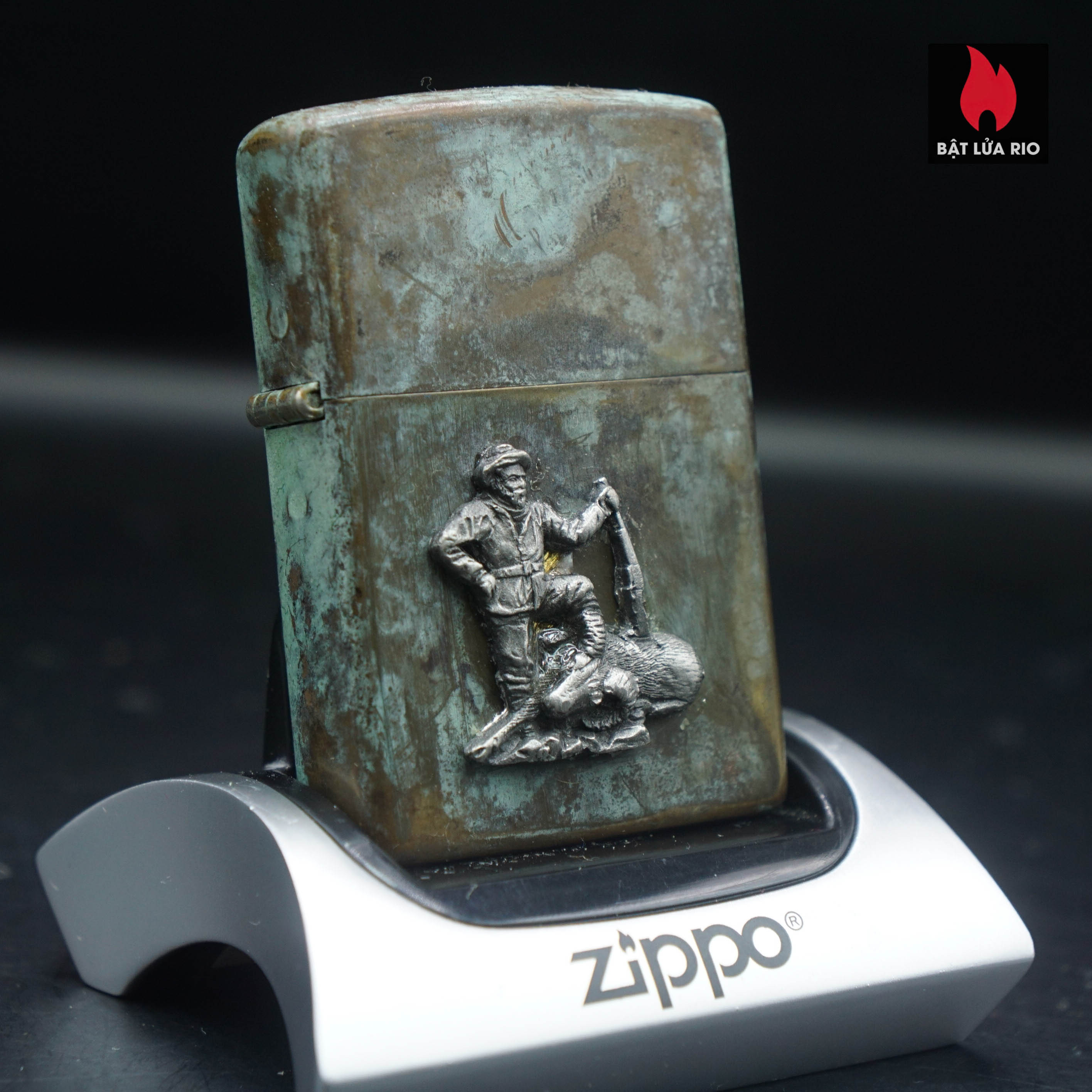 Home 39 Zippo La Mã 1991 – Đồng Phủ Giả Cổ – Miếng Ốp Dán Nổi 2 Mặt – Emblem Thợ Săn