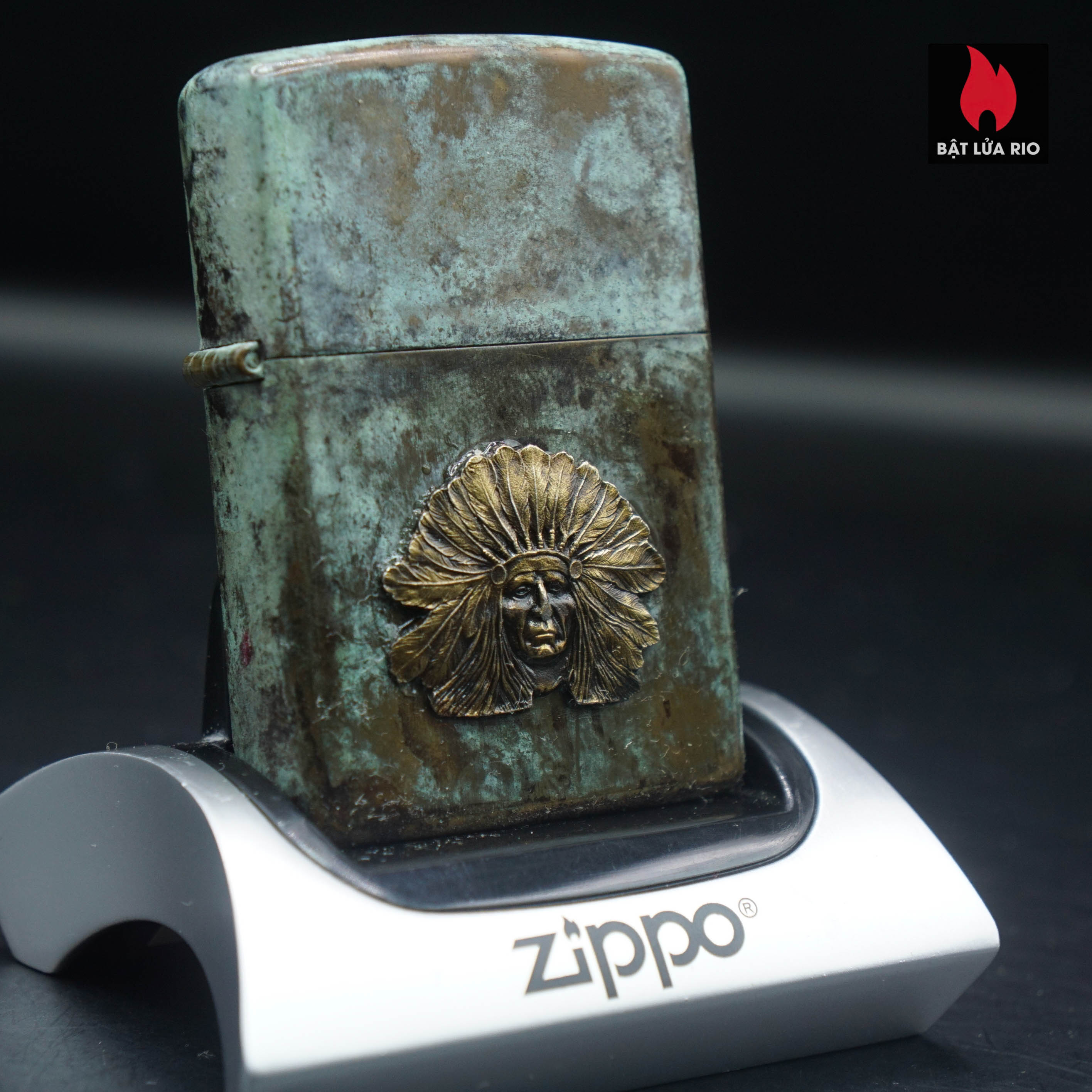 Home 49 Zippo La Mã 1991 – Đồng Phủ Giả Cổ – Miếng Ốp Dán Nổi 2 Mặt – Emblem Tù Trưởng Thổ Dân Da Đỏ - Emblem Màu Vàng Đồng
