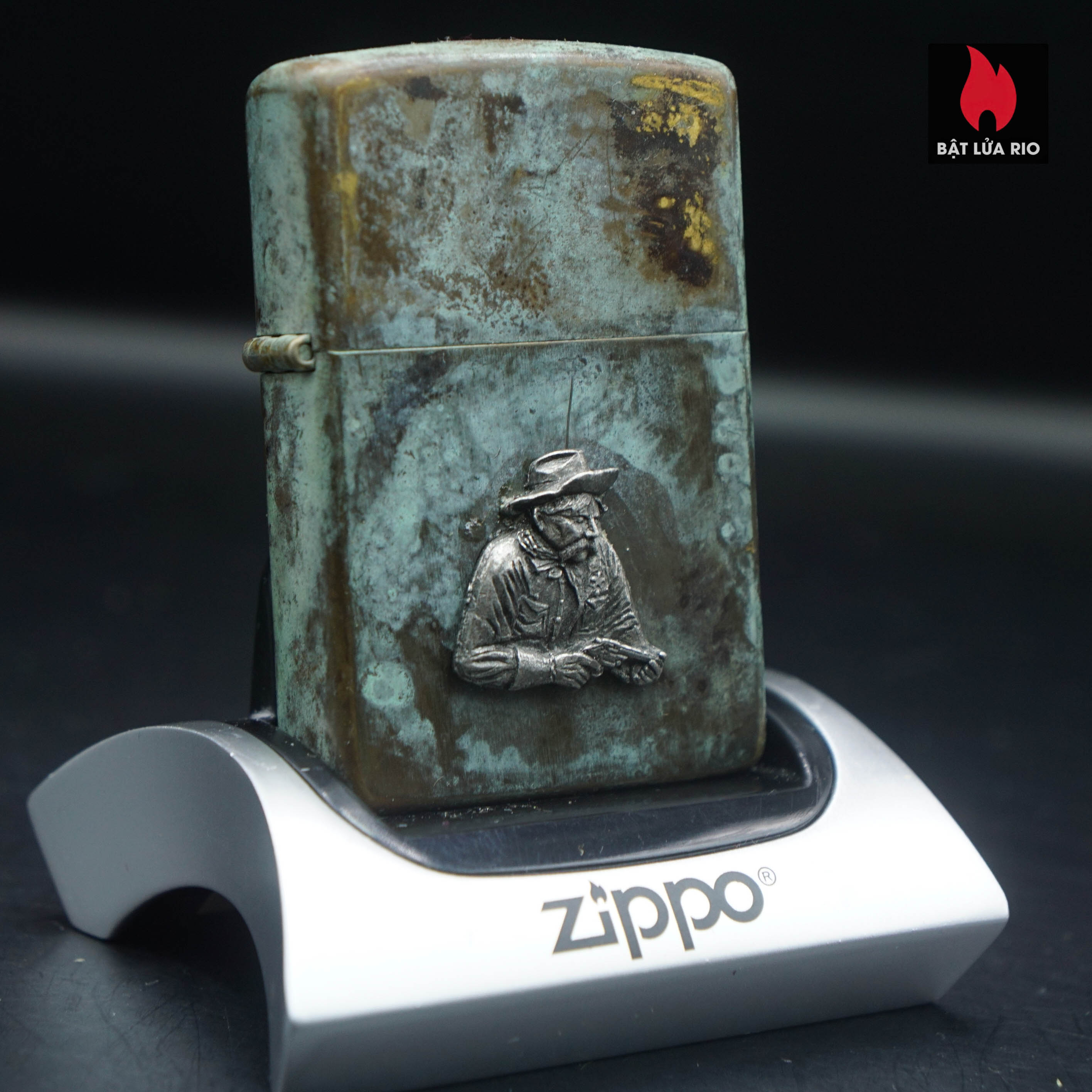 Zippo La Mã 1992 – Đồng Phủ Giả Cổ – Miếng Ốp Dán Nổi 2 Mặt – Emblem Cao Bồi Miền Tây nước Mỹ