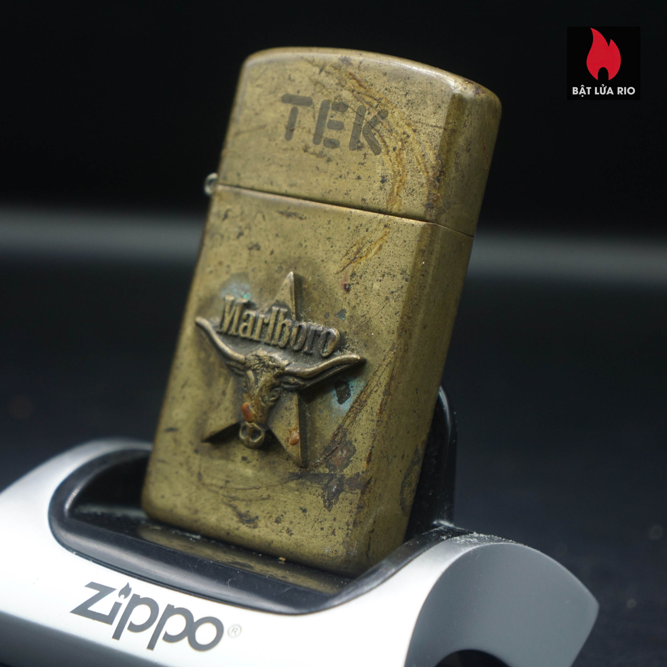 Zippo Slim La Mã 1991 – Đồng Nguyên Khối – Marlboro Longhorns – ATD – Cũ 45 Zippo Slim La Mã 1991 – Đồng Nguyên Khối – Marlboro Longhorns – ATD – Cũ 1