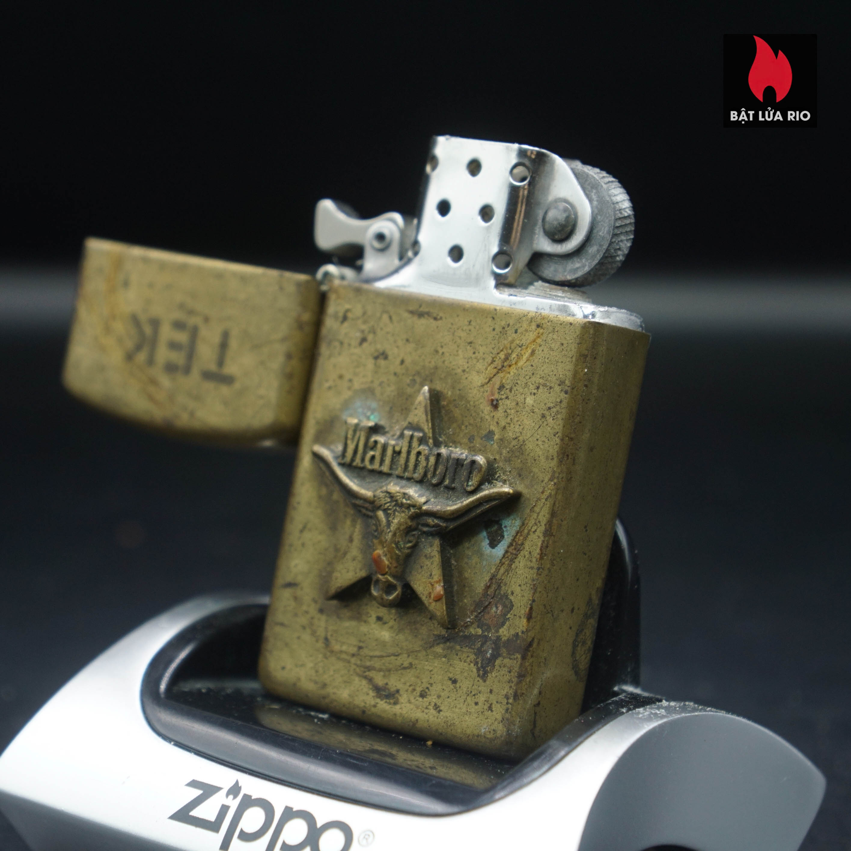 Zippo Slim La Mã 1991 – Đồng Nguyên Khối – Marlboro Longhorns – ATD – Cũ 46 Zippo Slim La Mã 1991 – Đồng Nguyên Khối – Marlboro Longhorns – ATD – Cũ 2