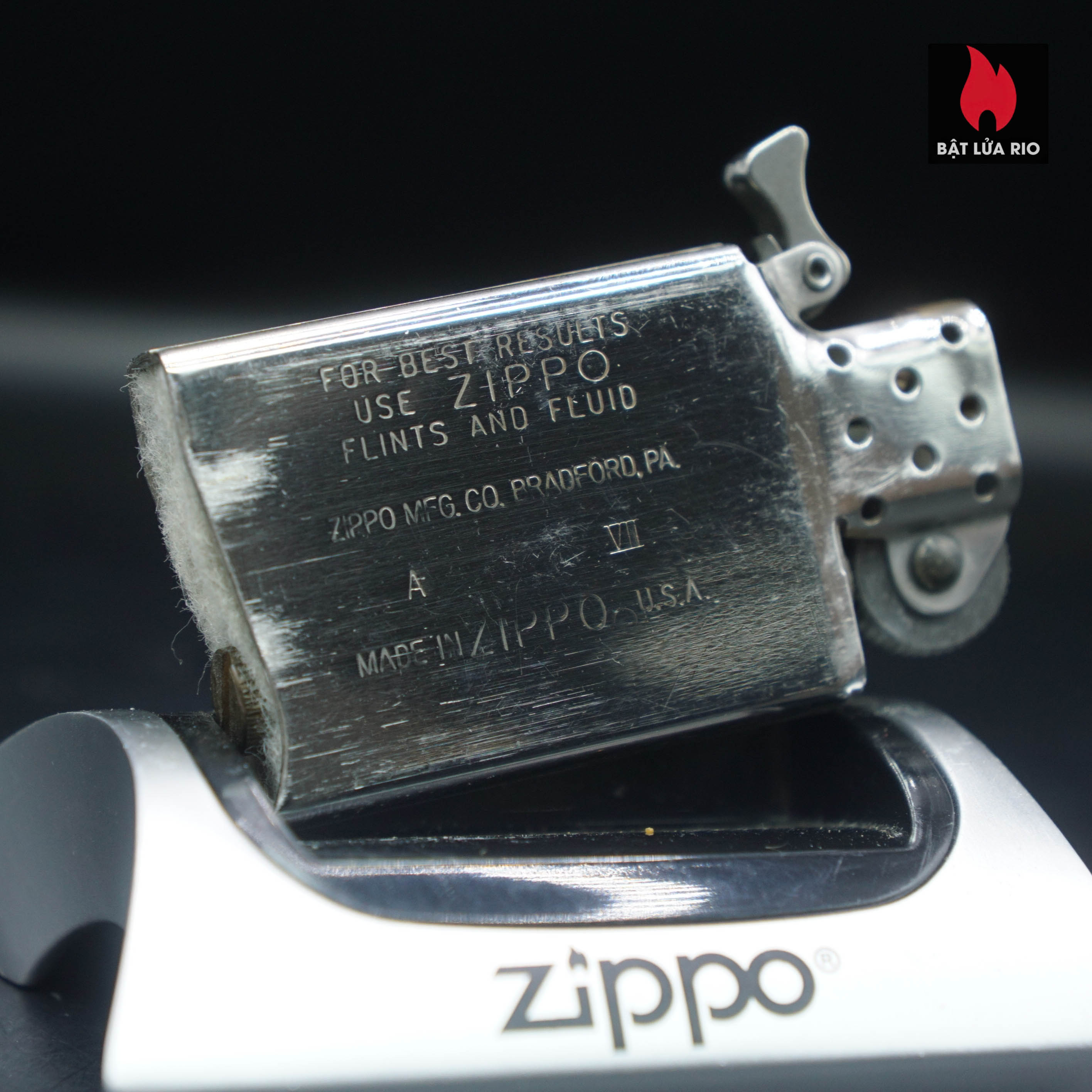 Zippo Slim La Mã 1991 – Đồng Nguyên Khối – Marlboro Longhorns – ATD – Cũ 64 Zippo Slim La Mã 1991 – Đồng Nguyên Khối – Marlboro Longhorns – ATD – Cũ 20
