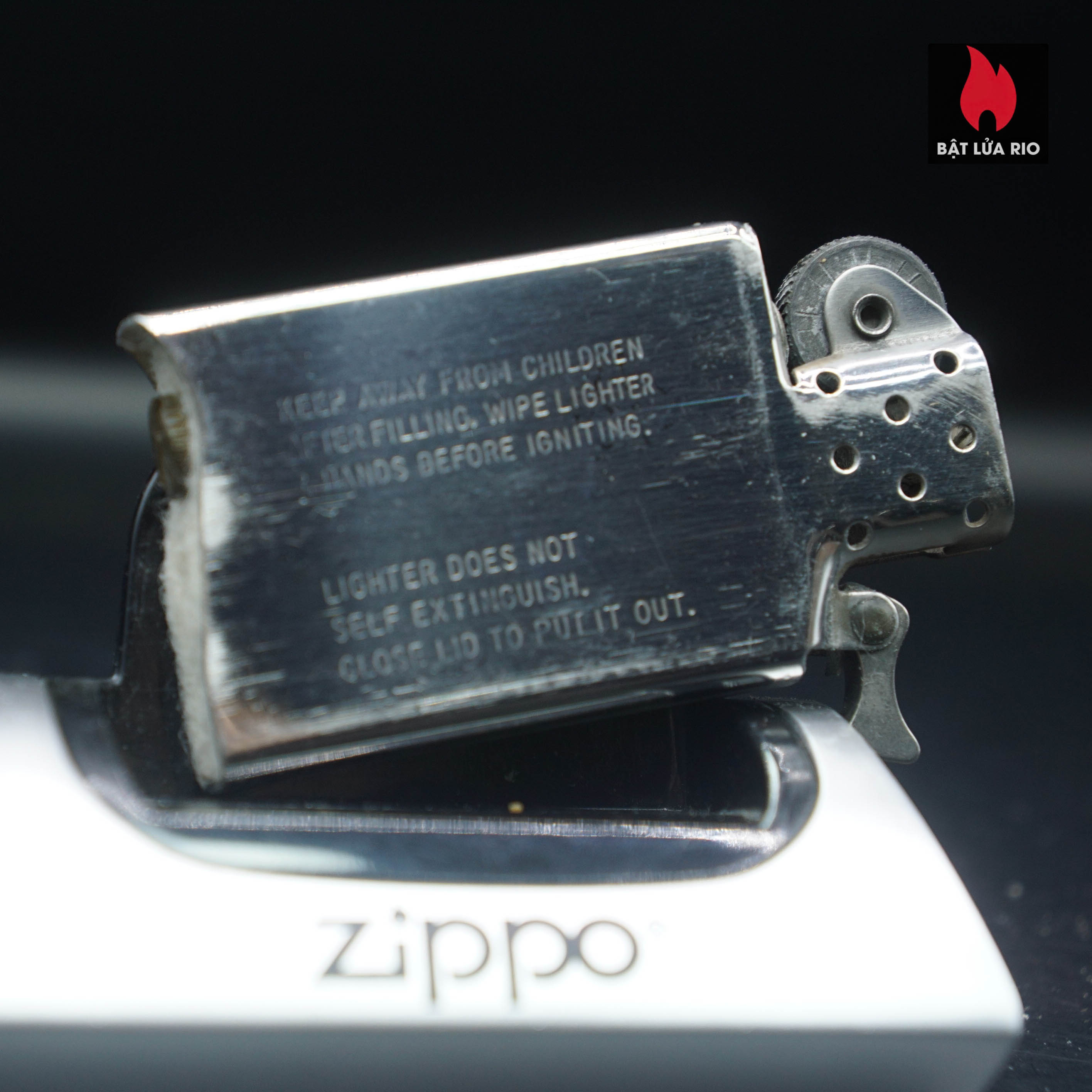 Zippo Slim La Mã 1991 – Đồng Nguyên Khối – Marlboro Longhorns – ATD – Cũ 65 Zippo Slim La Mã 1991 – Đồng Nguyên Khối – Marlboro Longhorns – ATD – Cũ 21