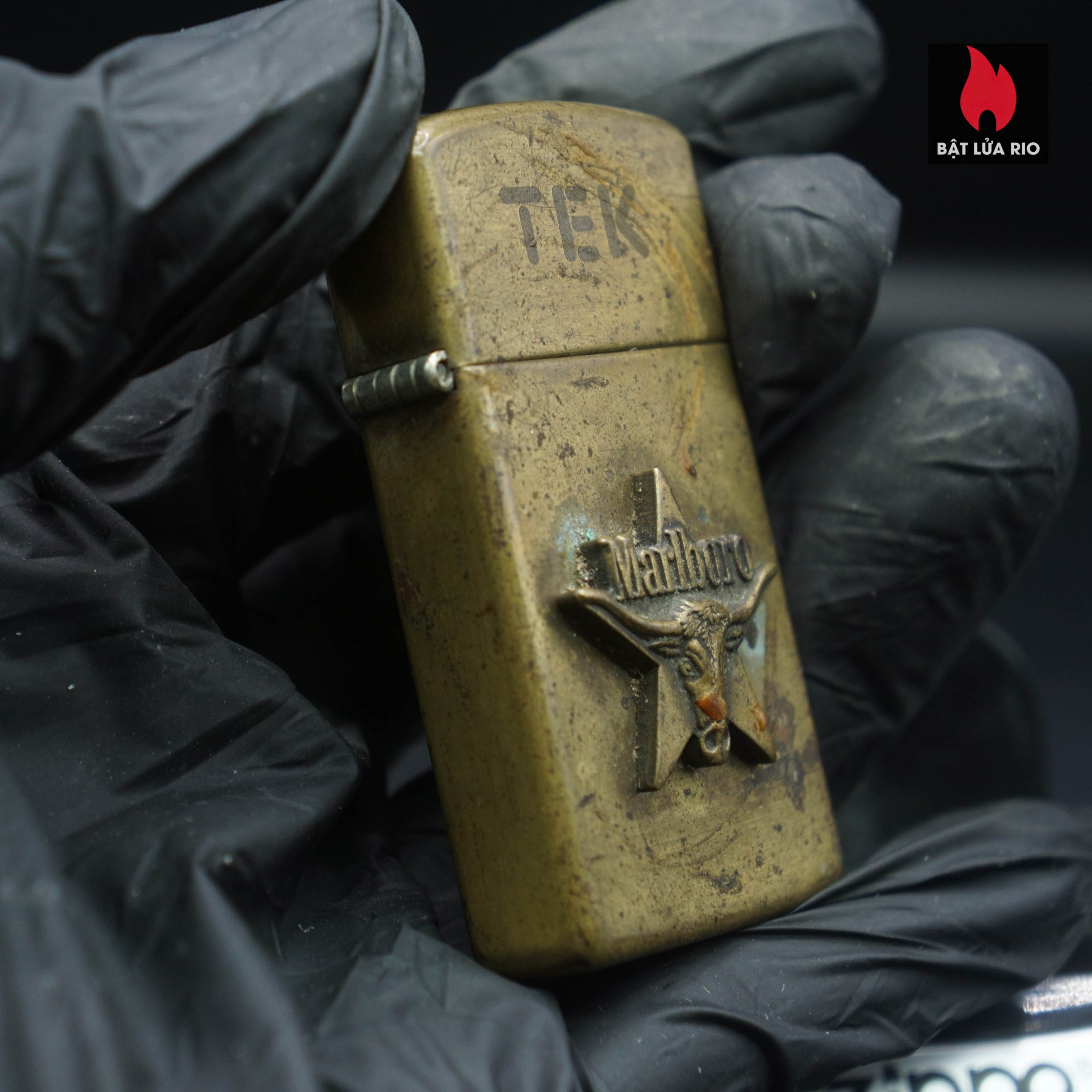 Zippo Slim La Mã 1991 – Đồng Nguyên Khối – Marlboro Longhorns – ATD – Cũ 52 Zippo Slim La Mã 1991 – Đồng Nguyên Khối – Marlboro Longhorns – ATD – Cũ 7