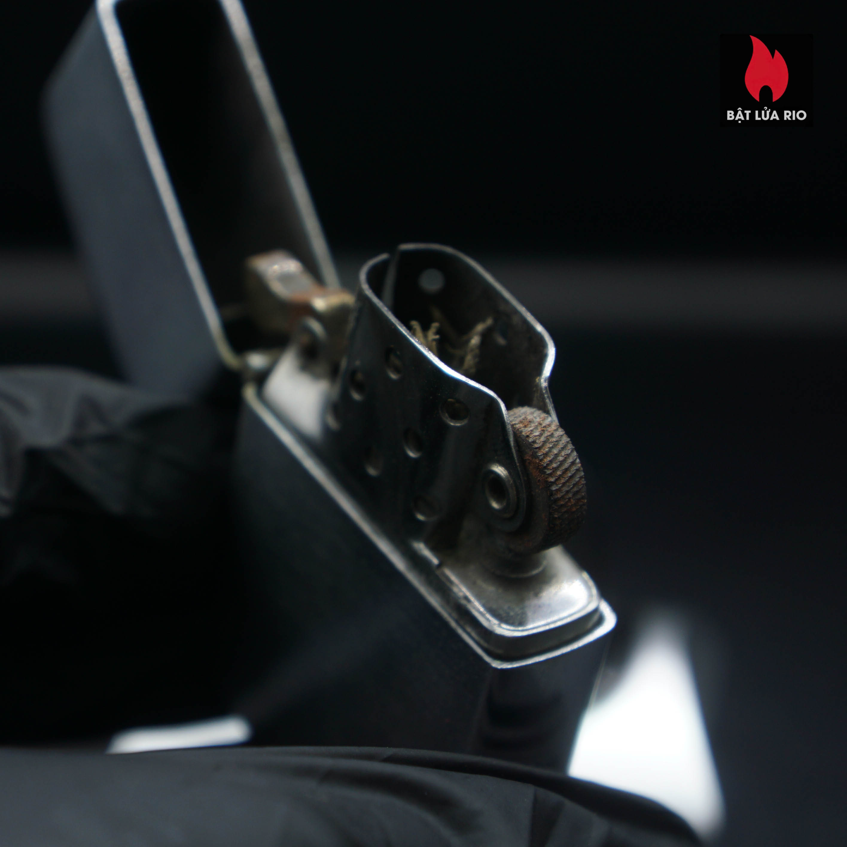 Zippo Xưa 1951-1952 – Vỏ Thép Ruột Thép – Trơn Đơn Giản – Cũ 77 Zippo Xưa 1951-1952 – Vỏ Thép Ruột Thép – Trơn Đơn Giản – Cũ 21