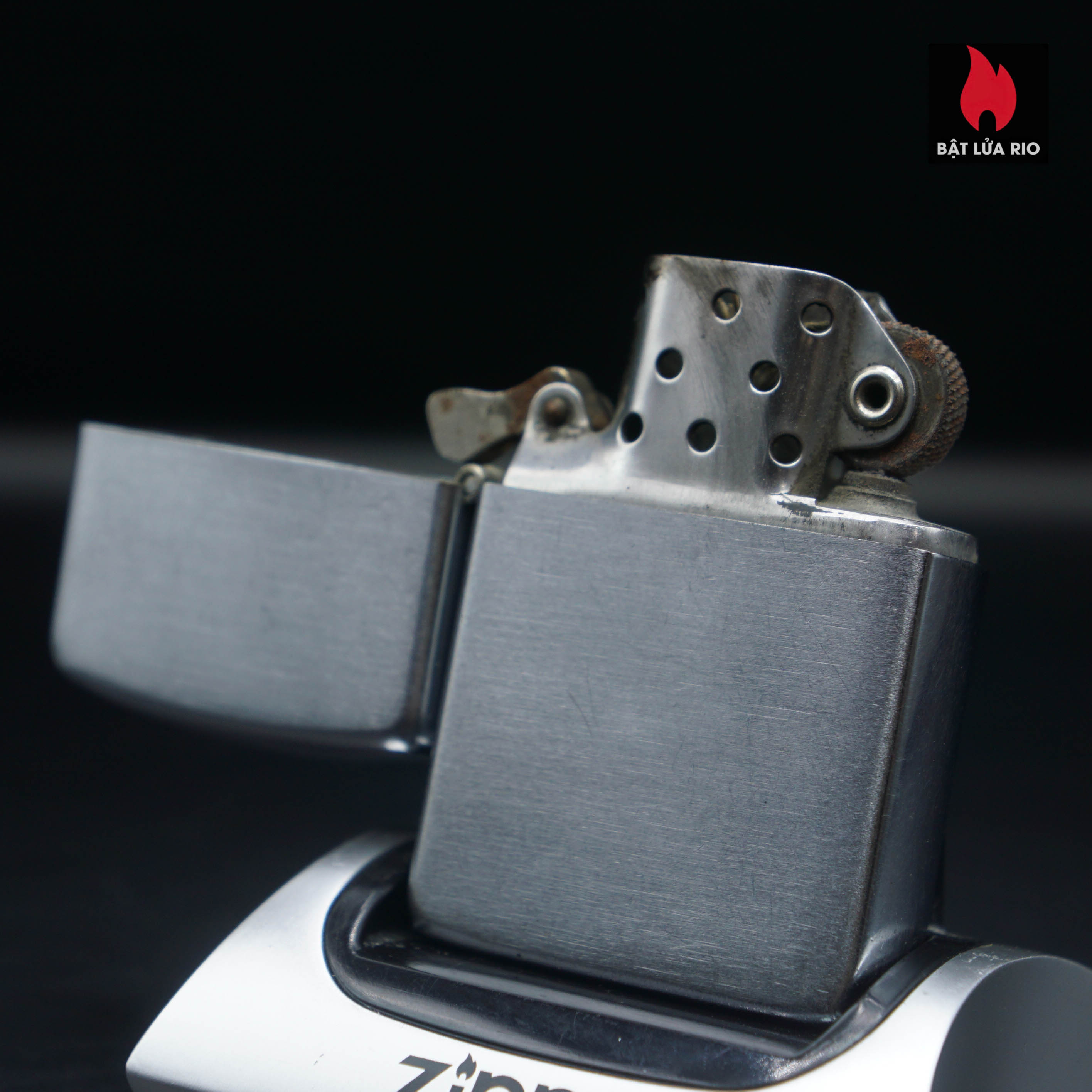 Zippo Xưa 1951-1952 – Vỏ Thép Ruột Thép – Trơn Đơn Giản – Cũ 57 Zippo Xưa 1951-1952 – Vỏ Thép Ruột Thép – Trơn Đơn Giản – Cũ 3