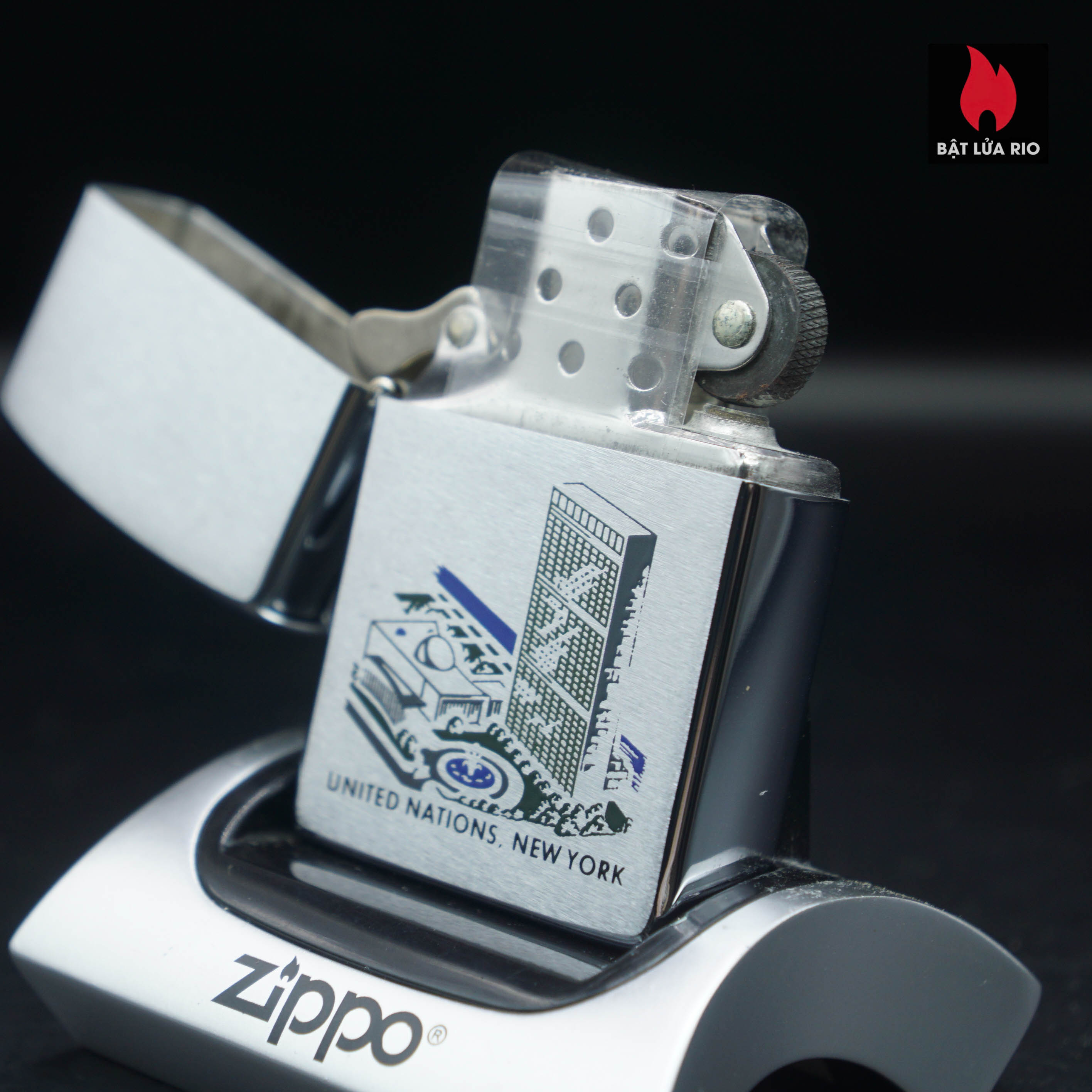 Zippo Xưa 1984 – United Nations New York – Trụ sở Liên Hợp Quốc 50 Zippo Xưa 1984 – United Nations New York – Trụ sở Liên Hợp Quốc 2