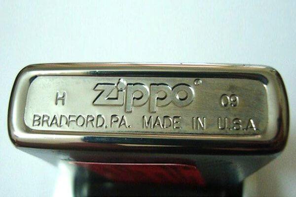 Mã Đáy Zippo Là Gì? Cách Đọc Mộc Đáy Và Xác Định Năm Sản Xuất Zippo 63 Vị trí mộc đáy trên bật lửa Zippo