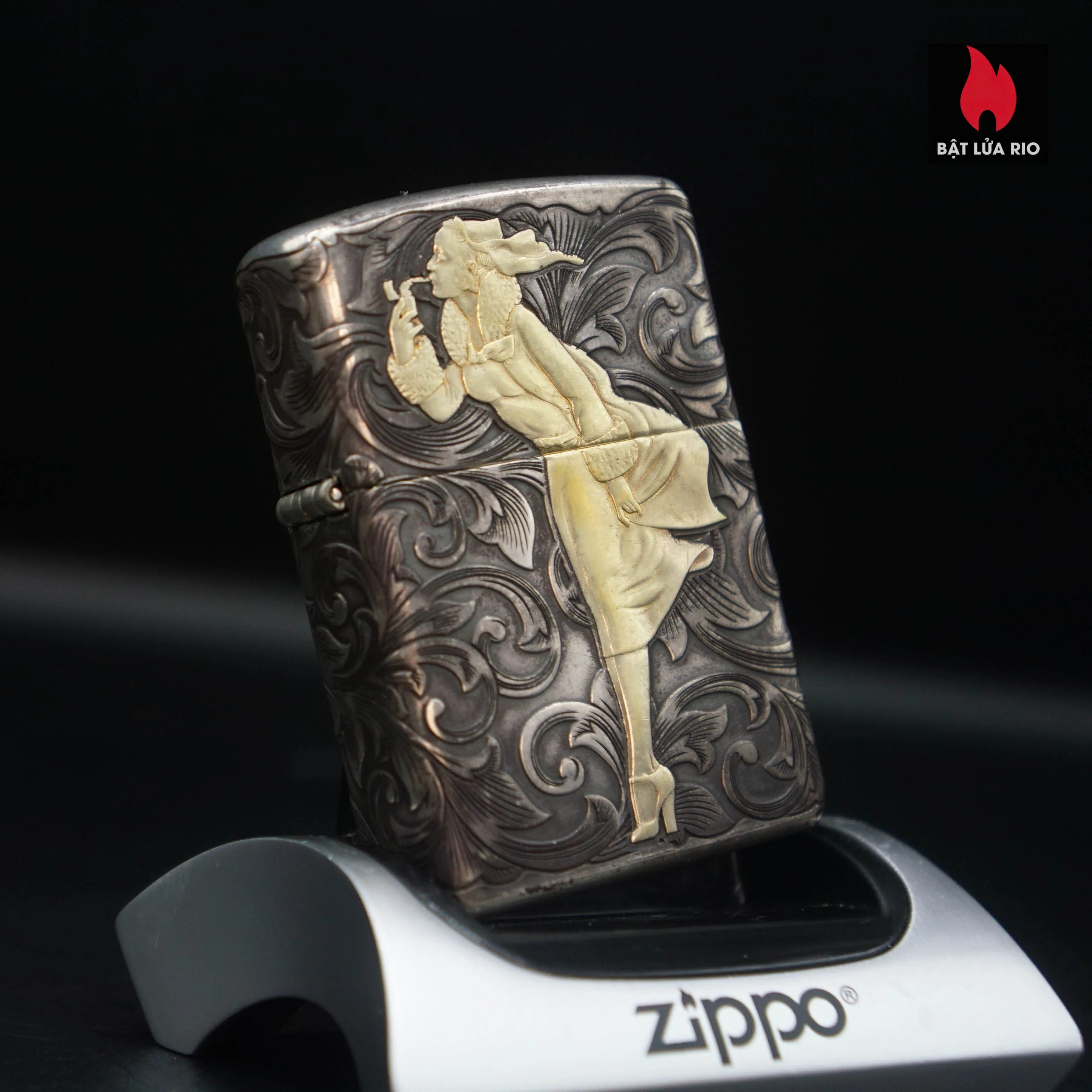 Home 34 Zippo Armor® Sterling Silver 2021 – Zippo Vỏ Dày Bạc Nguyên Khối 1935 Windy Varga Girl 3D – Họa Tiết Dát Vàng 24K Thủ Công – Cũ