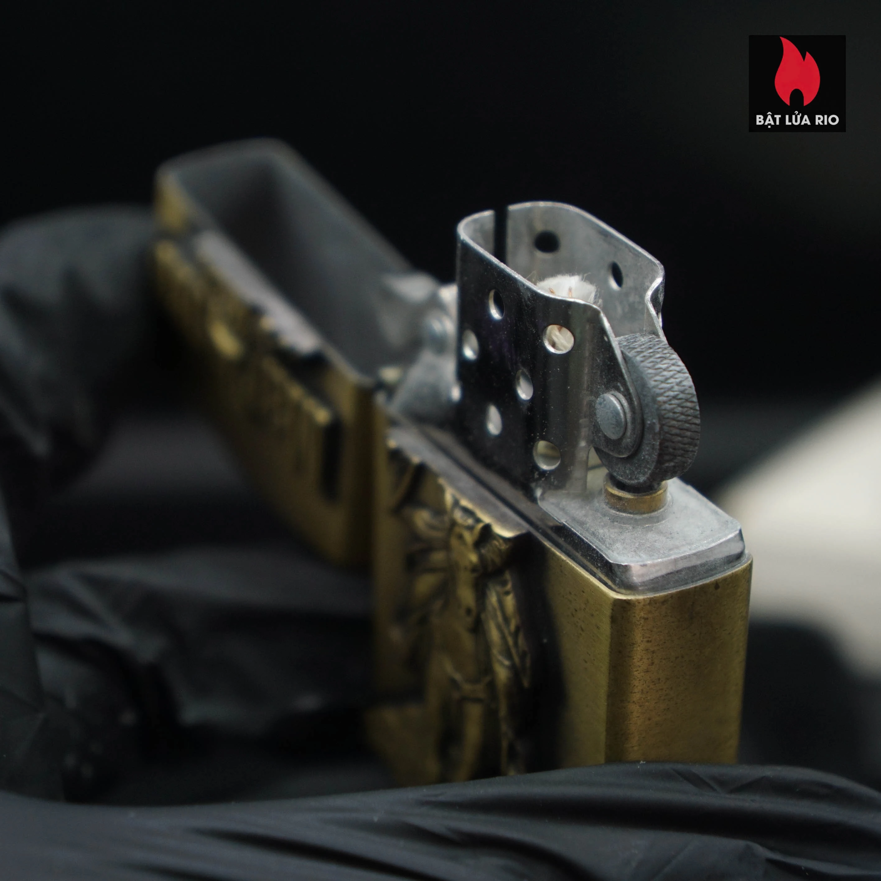 Zippo La Mã 1999 – Solid Brass – Marlboro Medium The Zippo Collection 101 Zippo La Mã 1999 – Solid Brass – Marlboro Medium The Zippo Collection 26