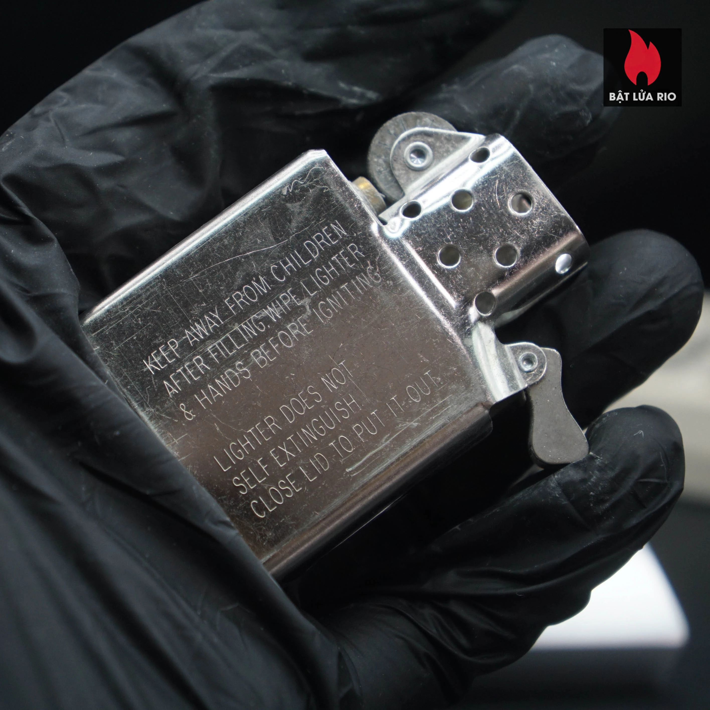 Zippo La Mã 1999 – Solid Brass – Marlboro Medium The Zippo Collection 102 Zippo La Mã 1999 – Solid Brass – Marlboro Medium The Zippo Collection 29