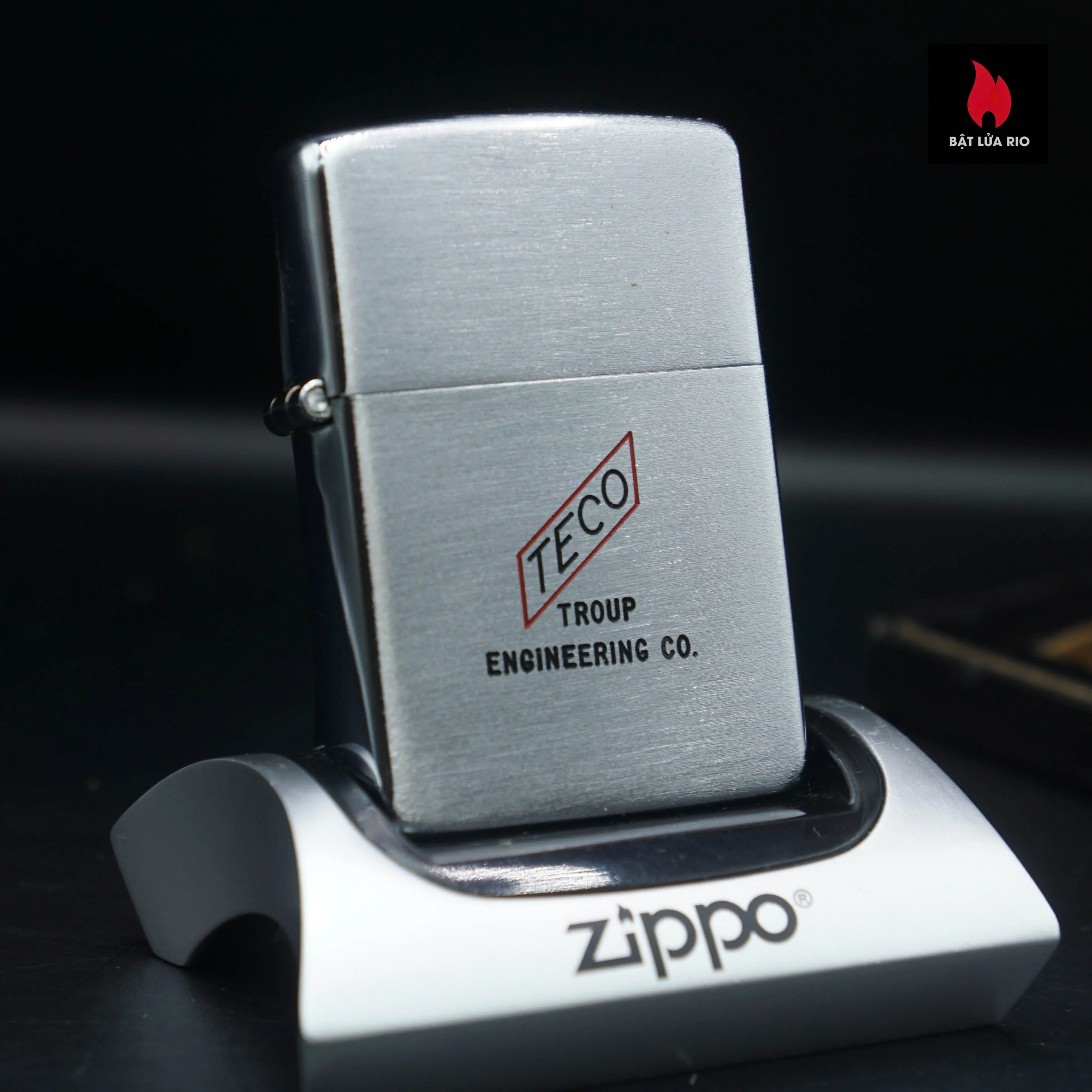 Home 34 Zippo Xưa 1947 – 1949 – Vỏ Đồng – Ruột Nikel – 3 Chấu Mập Ụ – TECO (Troup Engineering Co.)