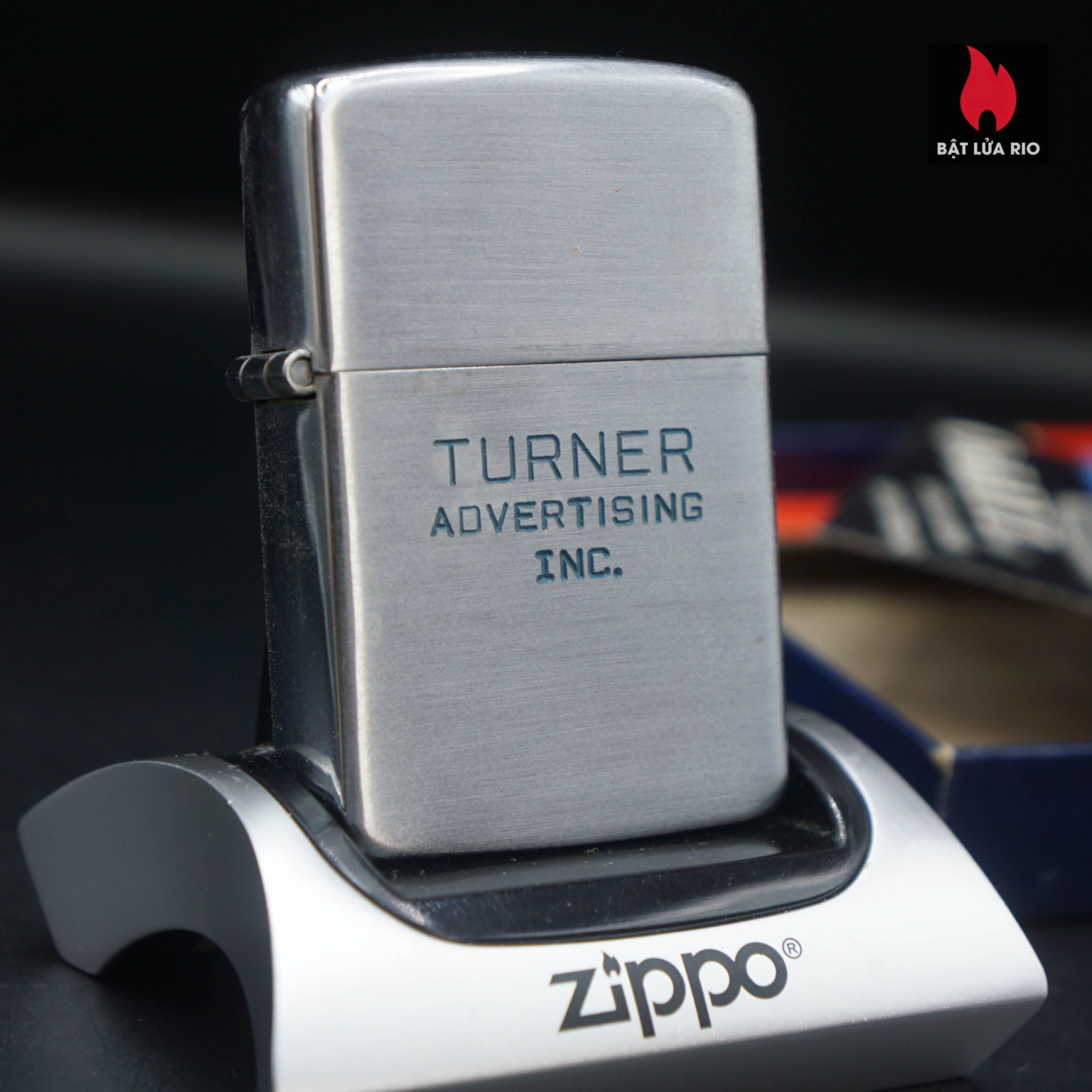Home 38 Zippo Xưa 1947 – Vỏ Nikel – Ruột Nikel – 3 Chấu Mập Ụ – Turner Advertising Inc – Công Ty Quảng Cáo