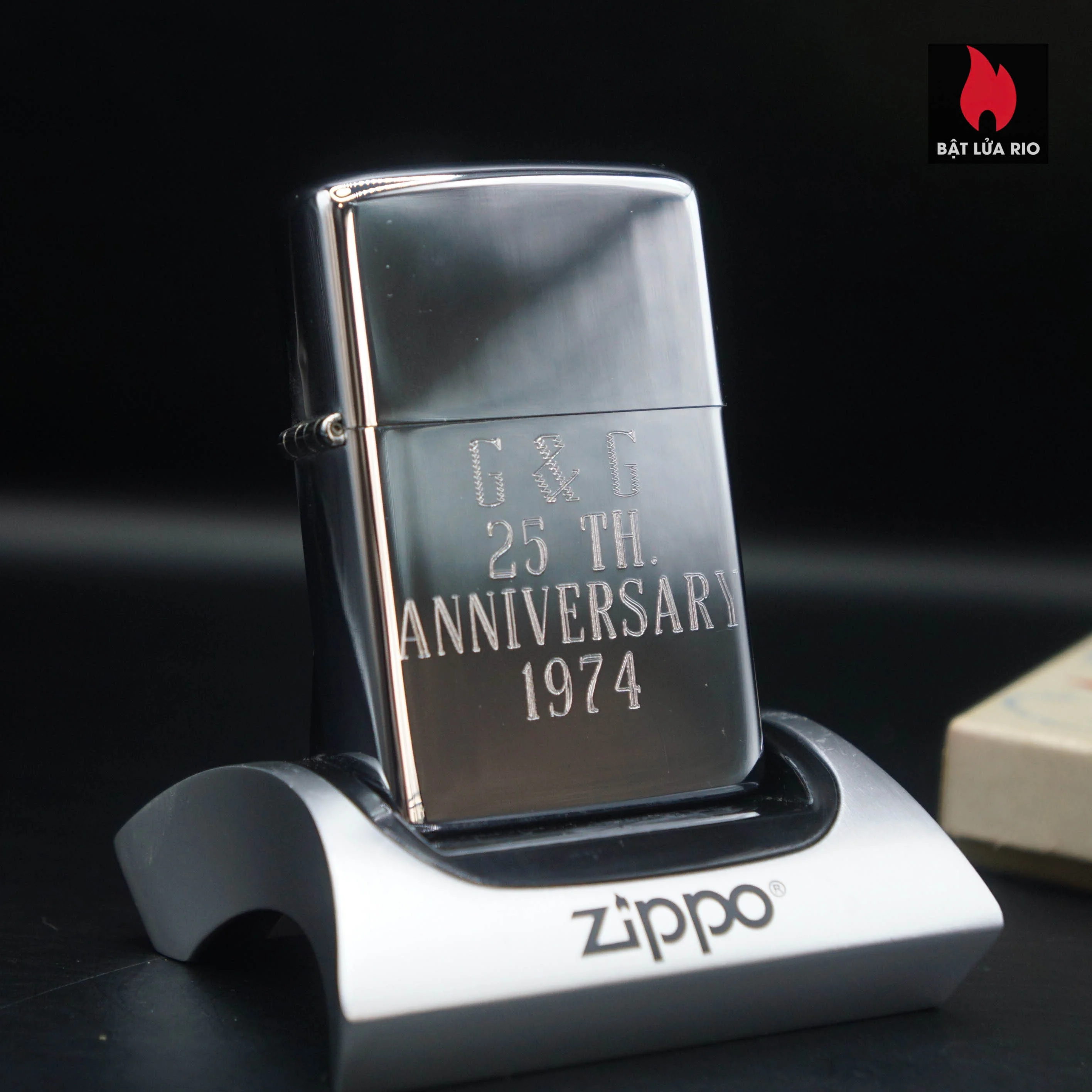Home 42 Zippo Xưa 1974 – High Polish Chrome – G & C 25th Anniversary