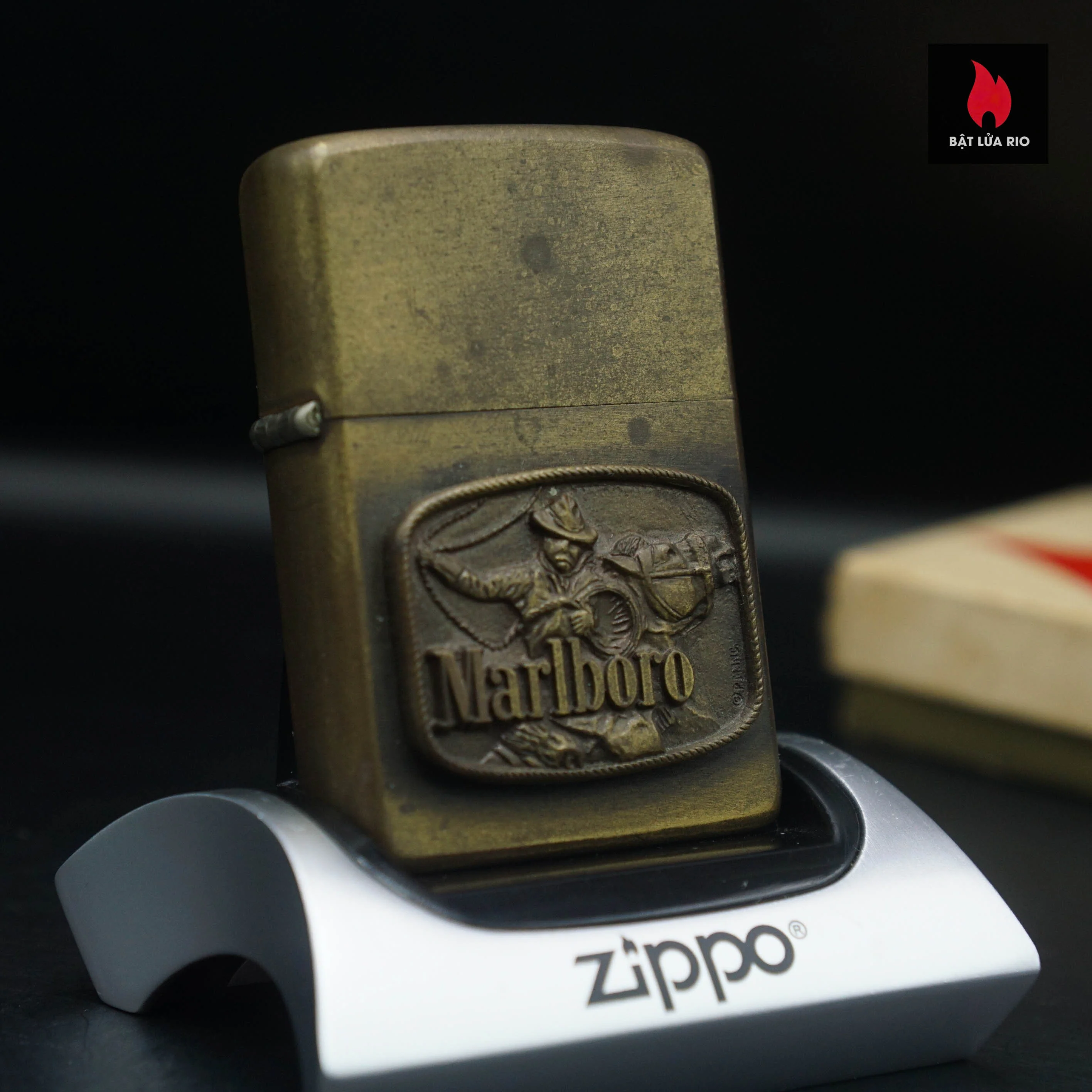 Home 42 Zippo Xưa 1976 – Solid Brass – Marlboro Lasso Roped / Rider In A Locket