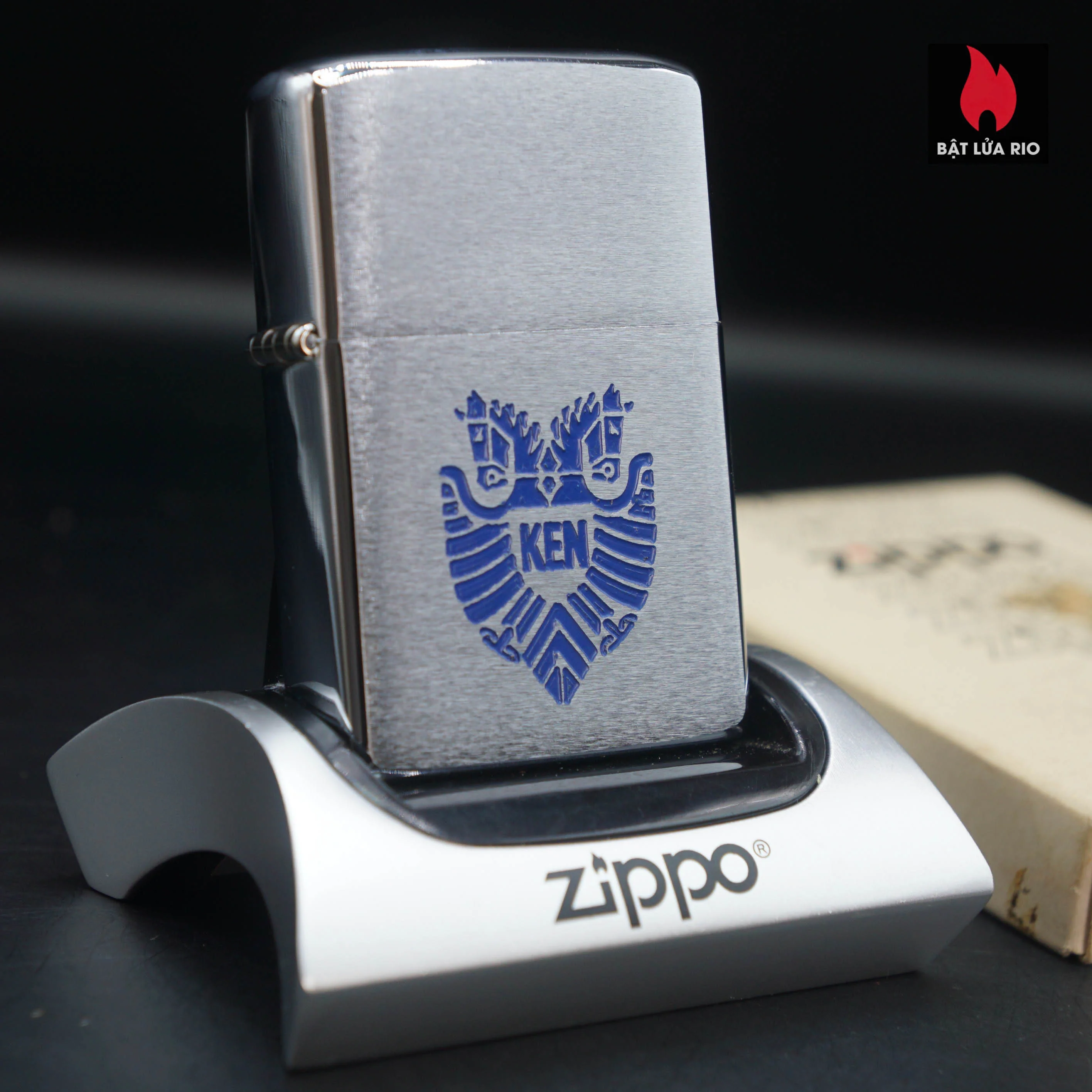 Home 38 Zippo Xưa 1979 – "Ken & Mary" (Kenmeri) – Chiến Dịch Quảng Cáo cho Nissan Skyline C110
